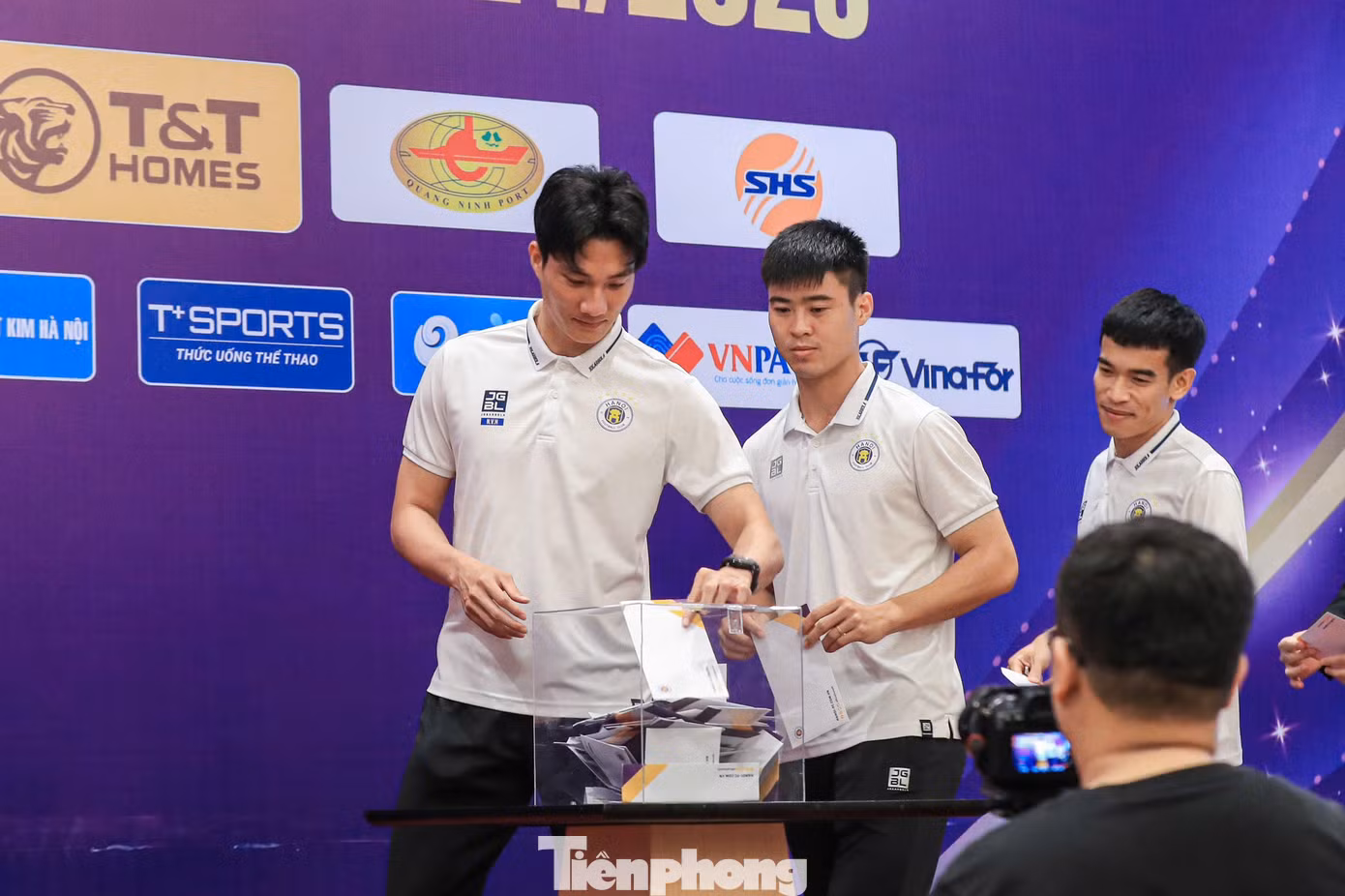 Trước đó, tập thể CLB bóng đá Hà Nội, các nhà tài trợ và người hâm mộ bóng đá Thủ đô tổ chức quyên góp ủng hộ đồng bào bị ảnh hưởng do cơn bão số 3.