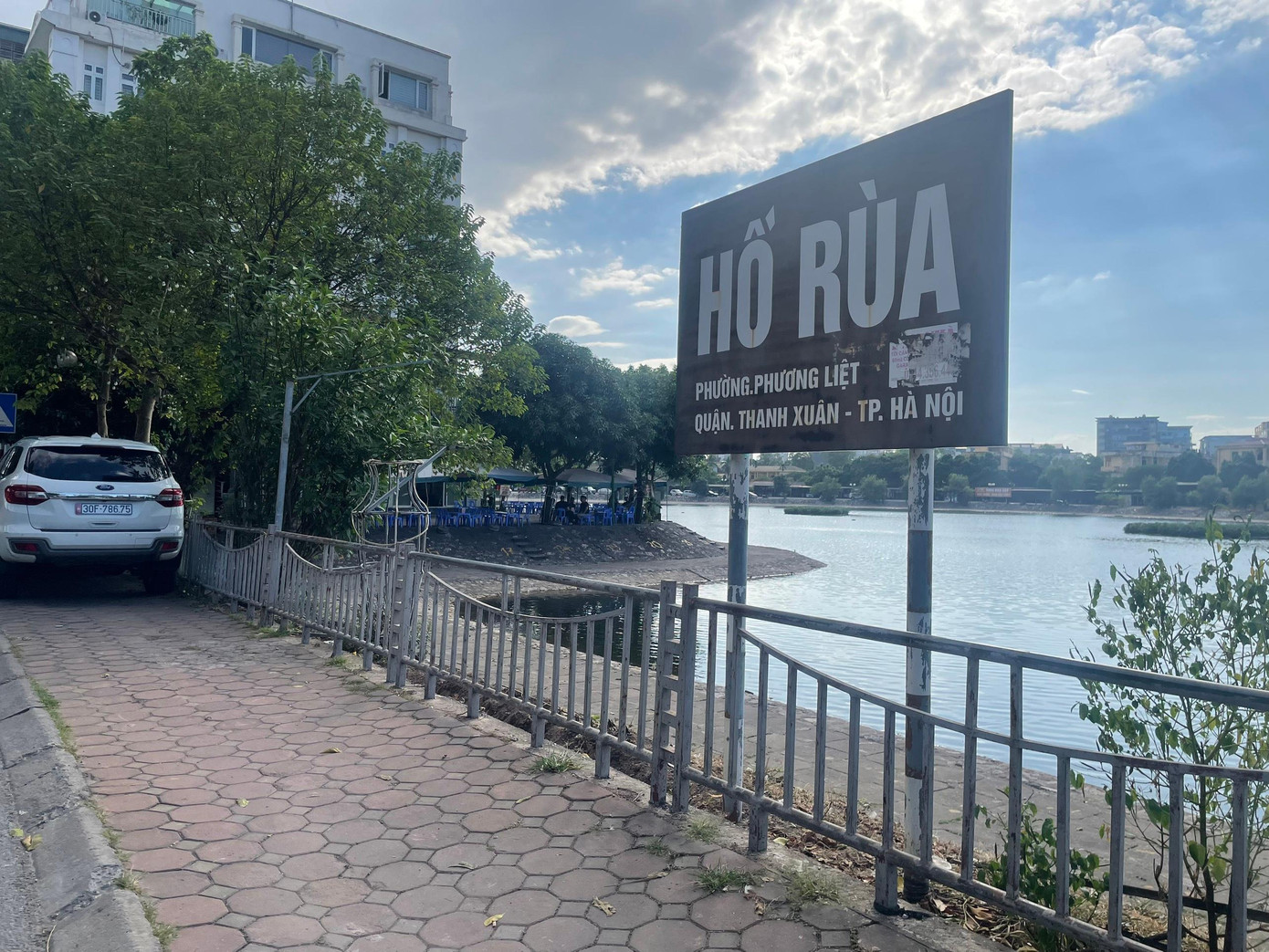 Bên phía đối diện, các quán bia cũng ngang nhiên kê bàn trên vỉa hè..