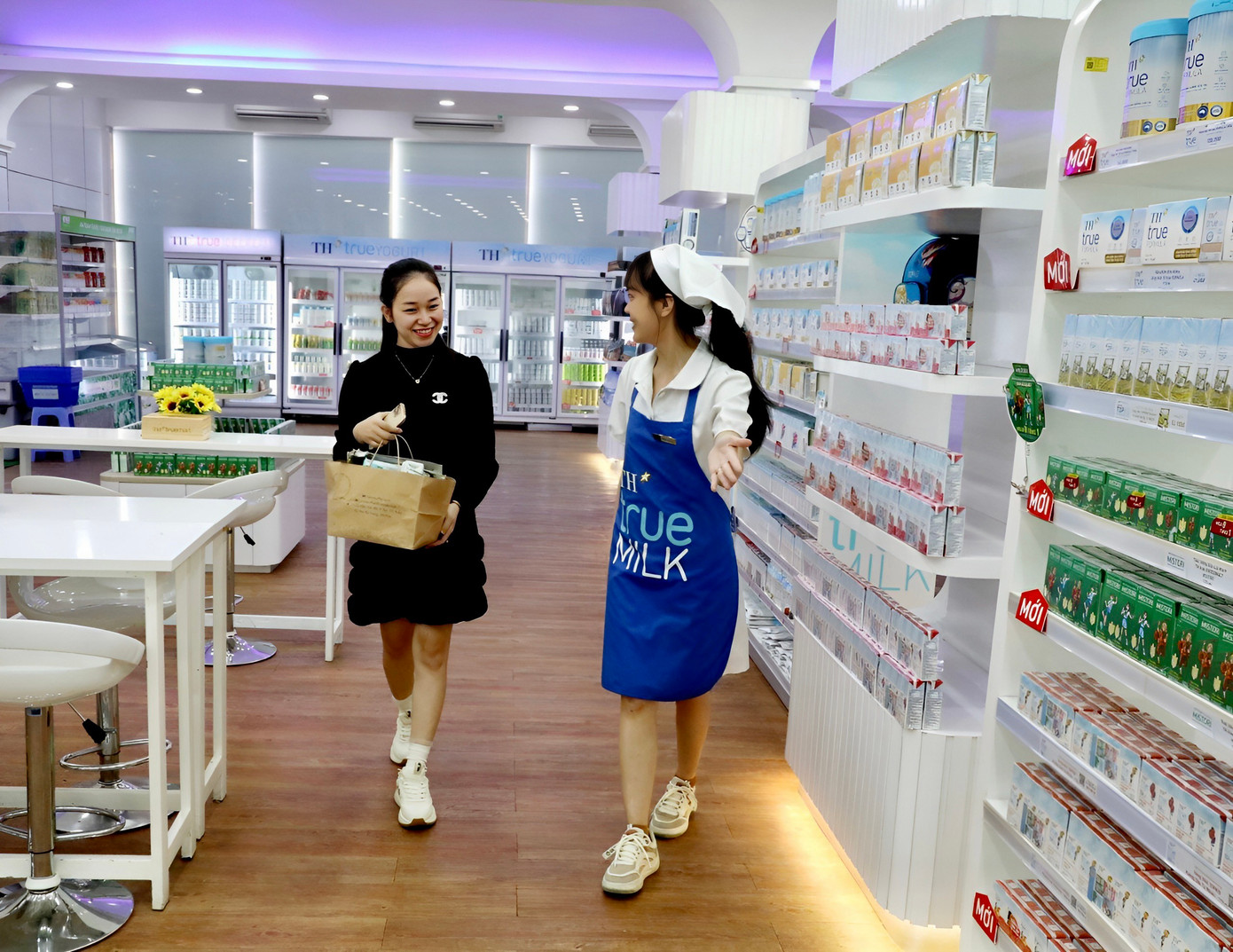 Hành trình vào TH true mart của chị Ngọc Minh trở nên ý nghĩa hơn khi chị có cơ hội mang vỏ hộp giấy đã qua sử dụng đến thu gom để bảo vệ môi trường. Hành trình vào TH true mart của chị Ngọc Minh trở nên ý nghĩa hơn khi chị có cơ hội mang vỏ hộp giấy đã qua sử dụng đến thu gom để bảo vệ môi trường.