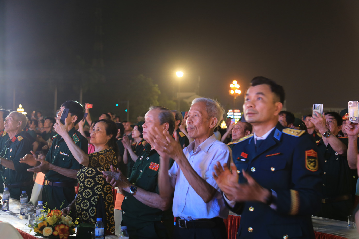 Đông đảo cựu chiến binh, người dân tham gia chương trình.