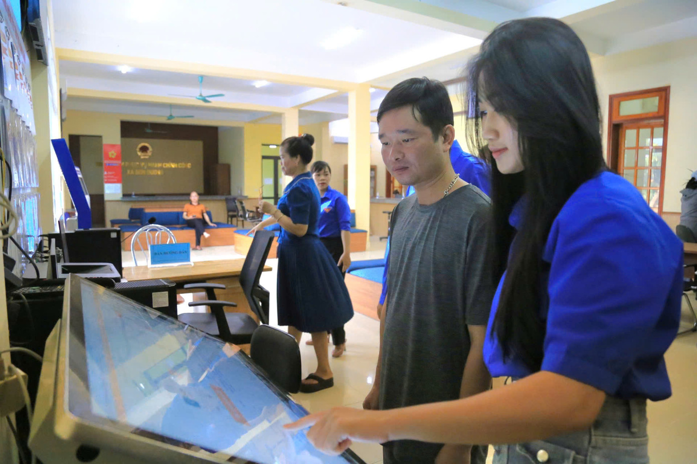 Đại diện Đoàn xã Sơn Dương cho biết, việc chính quyền địa phương thực hiện mô hình hai cấp đã giúp người dân dễ dàng hoàn thiện các thủ tục như công chứng, đất đai, hộ khẩu, khai sinh, xác nhận hộ nghèo… ngay tại địa phương một cách nhanh chóng. &quot;Nhiều người dân chưa quen với quy trình, đã được đoàn viên hỗ trợ nhập dữ liệu lên hệ thống số, hướng dẫn đến đúng bàn làm việc phù hợp với loại giấy tờ cần giải quyết&quot;, vị này nói.