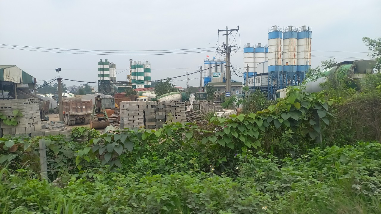 Hoạt động tấp nập nhất là khu vực gần chân cầu Như Nguyệt. Đoạn này có nhiều trạm trộn bê tông lớn như trạm trộn bê tông Việt Hàn, Việt Đức, Việt Nhật, Hoàn Chinh.
