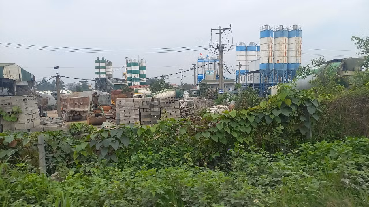 Hoạt động tấp nập nhất là khu vực gần chân cầu Như Nguyệt. Đoạn này có nhiều trạm trộn bê tông lớn như trạm trộn bê tông Việt Hàn, Việt Đức, Việt Nhật, Hoàn Chinh.