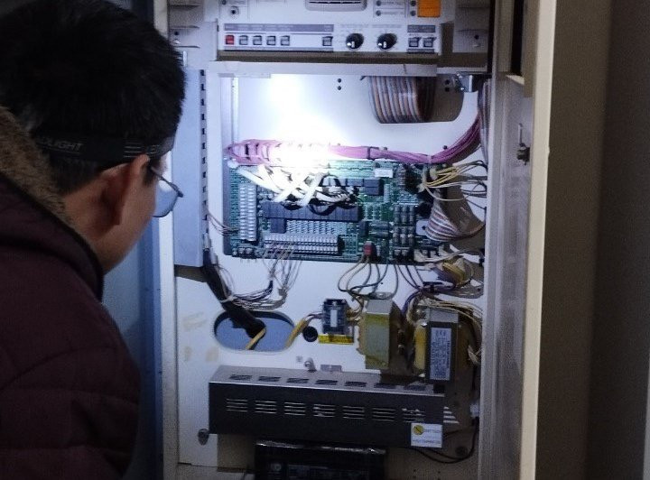 Một tủ báo cháy chưa lắp đặt thiết bị truyền tin, báo cháy tự động qua mạng. Một tủ báo cháy chưa lắp đặt thiết bị truyền tin, báo cháy tự động qua mạng.