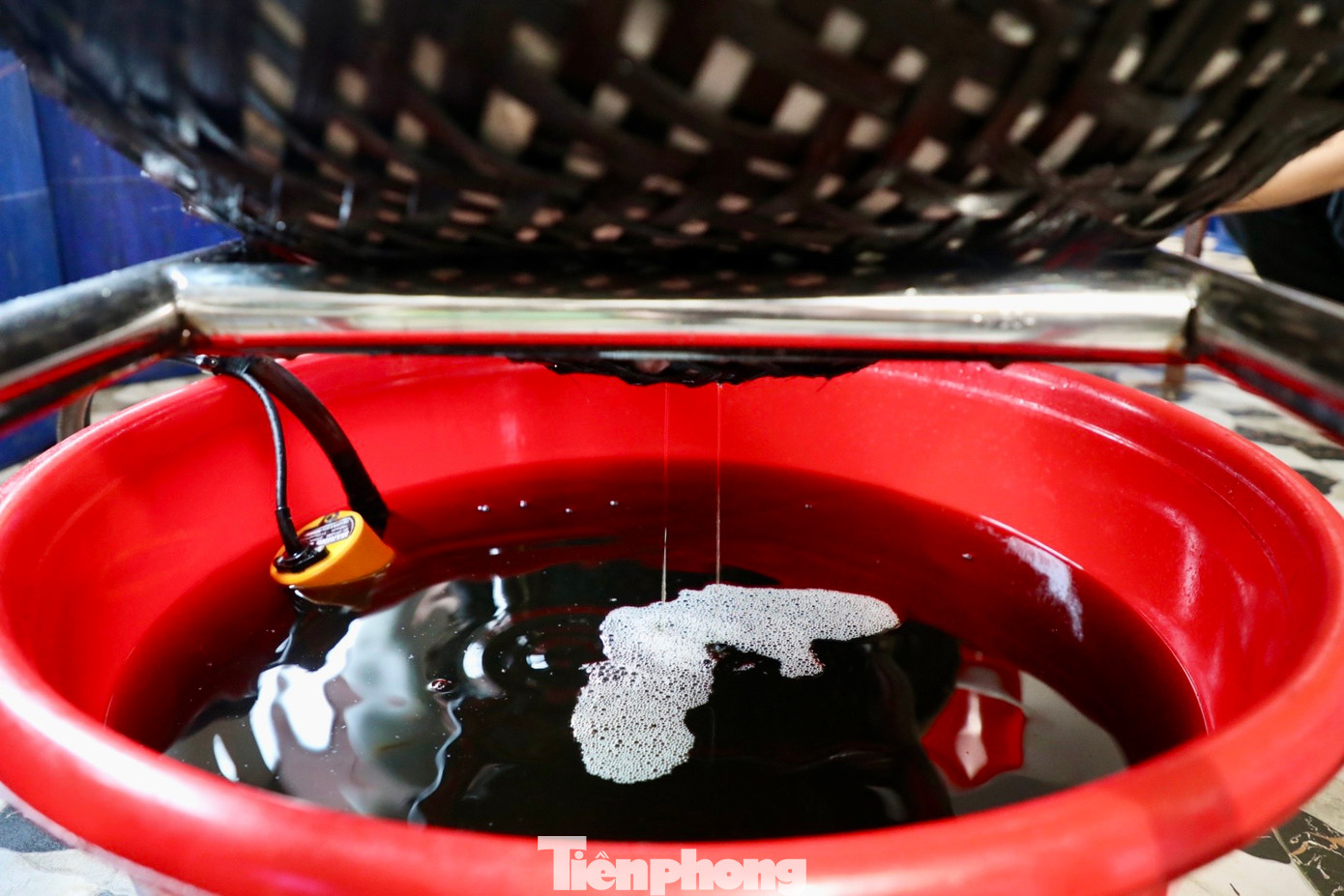 Sau thời gian dài để trong chum, nước mắm được lọc một lần nữa được lọc các tạp chất còn tồn đọng, tạo ra nước mắm thành phẩm. Nước mắm Sa Châu có hương thơm đặc trưng và vị đậm đà. Khi chấm một giọt nước mắm Sa Châu lên đầu lưỡi, cảm nhận ban đầu là vị mặn vừa miệng, sau đó tan dần và cho vị ngọt nhẹ ở sâu bên trong cổ họng. Sau thời gian dài để trong chum, nước mắm được lọc một lần nữa được lọc các tạp chất còn tồn đọng, tạo ra nước mắm thành phẩm. Nước mắm Sa Châu có hương thơm đặc trưng và vị đậm đà. Khi chấm một giọt nước mắm Sa Châu lên đầu lưỡi, cảm nhận ban đầu là vị mặn vừa miệng, sau đó tan dần và cho vị ngọt nhẹ ở sâu bên trong cổ họng.