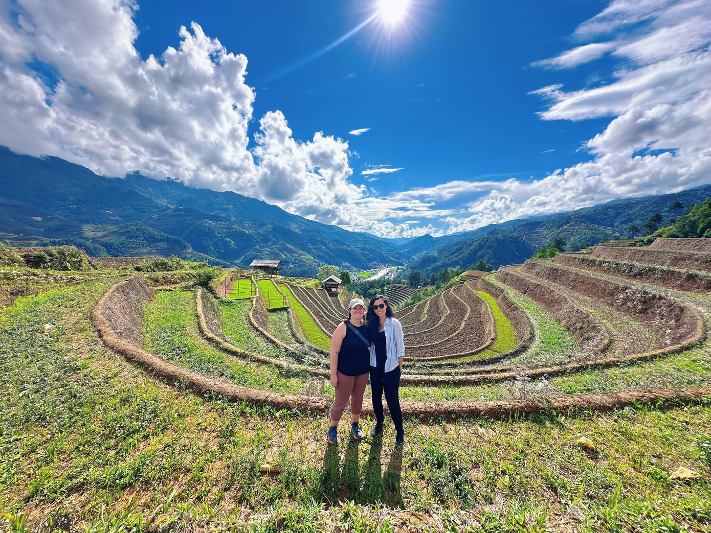 Du khách thích thú khi được chiêm ngưỡng cảnh sắc ruộng bậc thang, check-in giữa thiên nhiên hùng vĩ và khám phá những nét văn hóa độc đáo của đồng bào nơi đây.