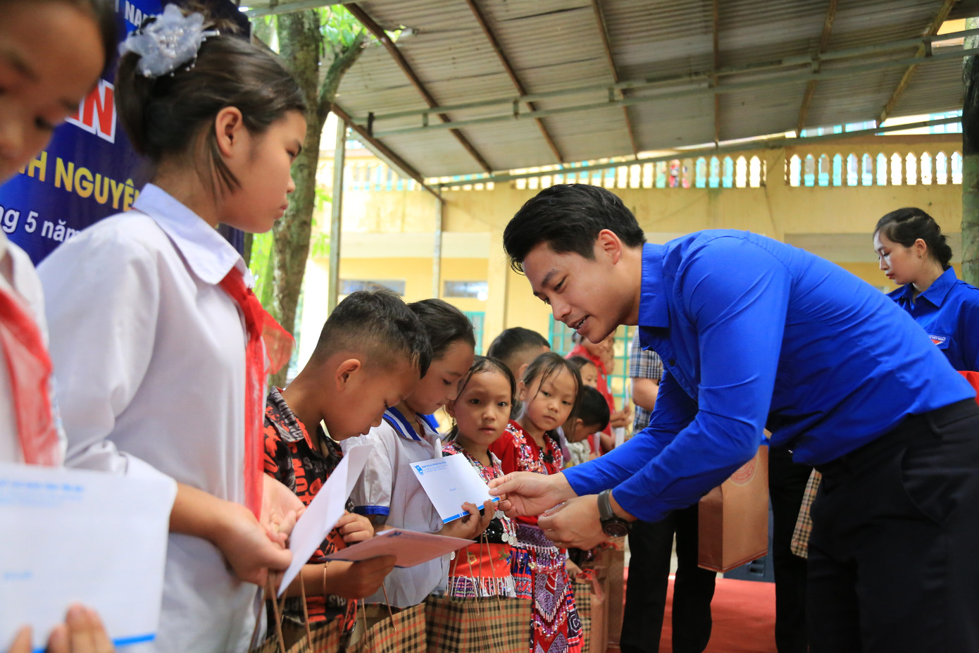 Nhiều phần quà được trao tặng đến các em học sinh và các gia đình có hoàn cảnh khó khăn tại xã Pá Lau, huyện Trạm Tấu. Nhiều phần quà được trao tặng đến các em học sinh và các gia đình có hoàn cảnh khó khăn tại xã Pá Lau, huyện Trạm Tấu.
