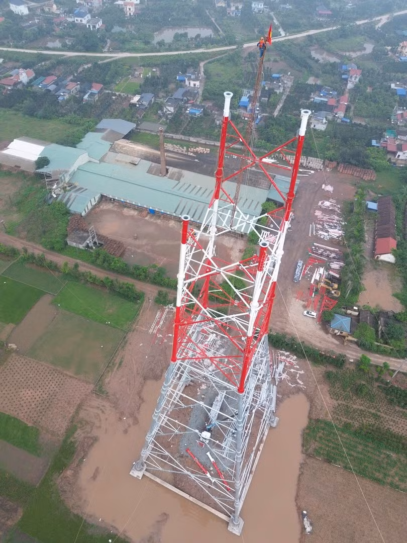 Cột có chiều cao 145 mét, cao nhất tuyến Nam Định I - Phố Nối. Trong ảnh, cột đang thi công đến chiều cao 90 mét.