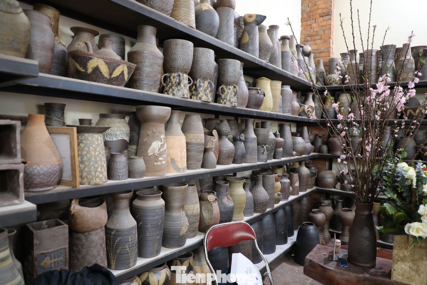 Ngoài các sản phẩm tạo hình rồng, gốm sành Hương Canh còn chuyên các sản phẩm đặc trung của làng như chum, vại, bình hoa, đồ trang trí...