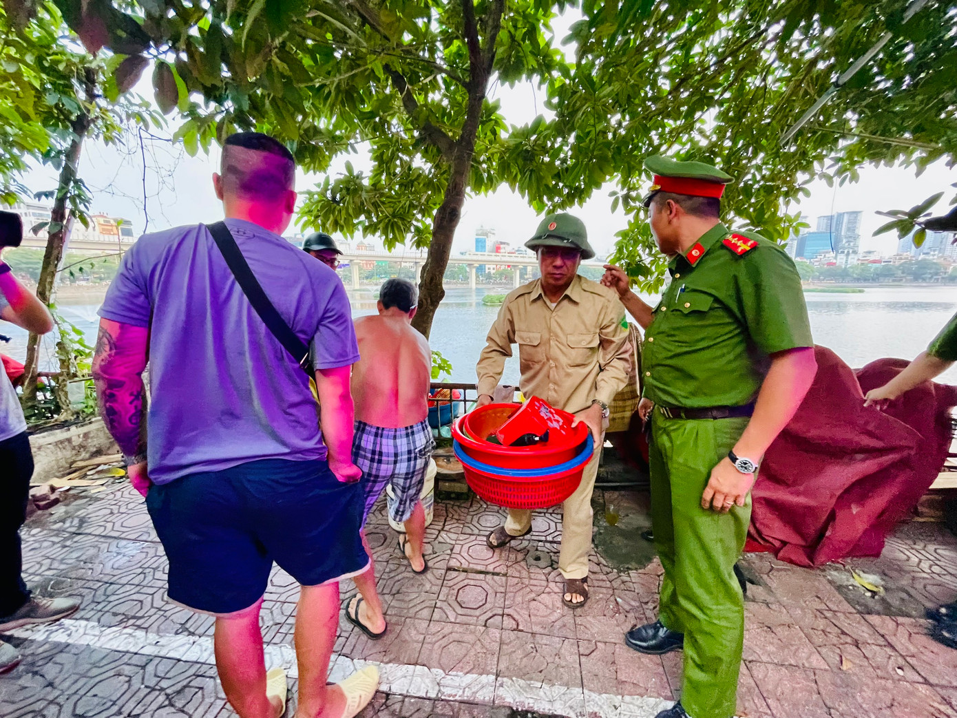 Nhiều điểm vi phạm, lấn chiếm vỉa hè bị lực lượng chức năng xử lý.