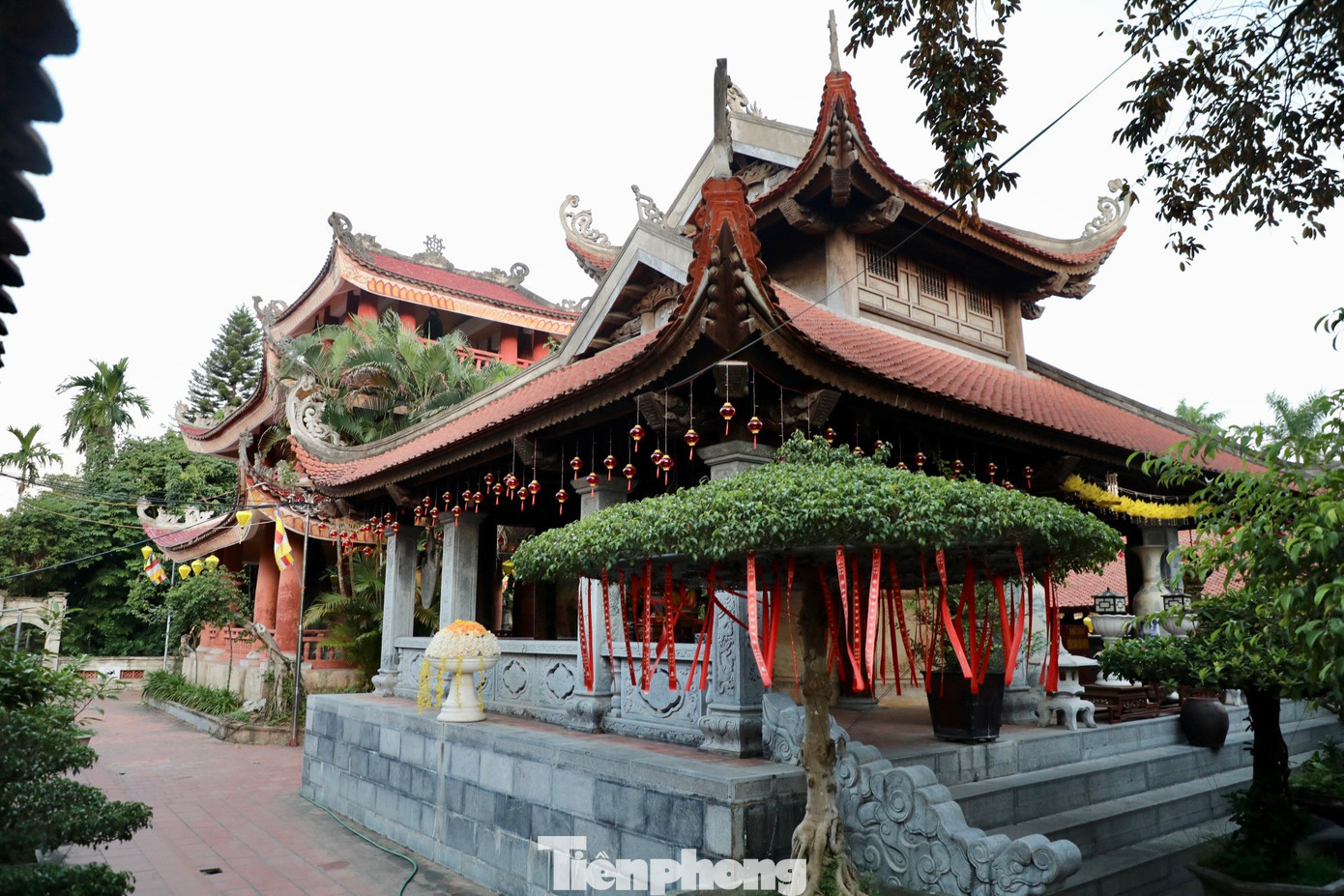 Không chỉ có ý nghĩa lịch sử, văn hóa, kiến trúc, Chùa Cổ Lễ còn là di tích cách mạng. Trong cuộc kháng chiến chống Pháp, từ nơi đây, nhiều nhà sư đã tạm biệt “cửa thiền” cầm súng ra trận. Ngày 27/2/1947, Hòa thượng Thích Thế Long đã chủ trì buổi mít tinh trọng thể, làm lễ phát nguyện cho 27 nhà sư "cởi áo cà sa khoác chiến bào ra trận" để bảo vệ quê hương. Trong đó, Hòa thượng Thích Thế Long sau này giữ chức Phó Chủ tịch Giáo hội Phật giáo Việt Nam, Phó Chủ tịch Quốc hội khóa VII.