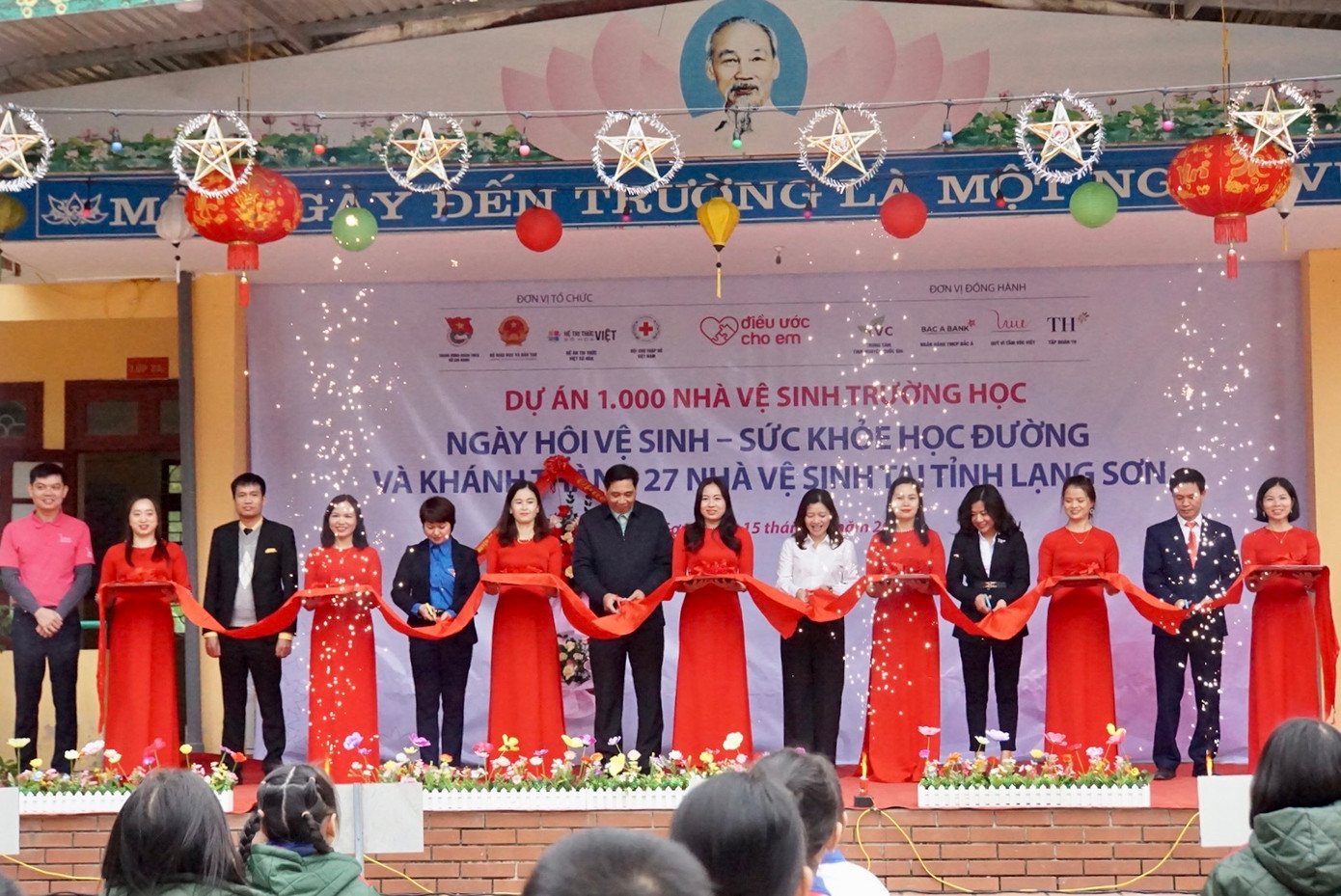 Cắt băng khánh thành 27 công trình nhà vệ sinh cho em tại Lạng Sơn.