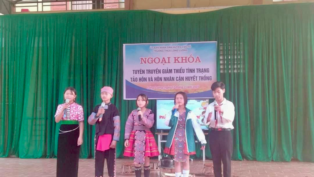 Một buổi ngoại khóa của trường THCS Lóng Luông về tuyên truyền giảm thiểu tảo hôn. Một buổi ngoại khóa của trường THCS Lóng Luông về tuyên truyền giảm thiểu tảo hôn.