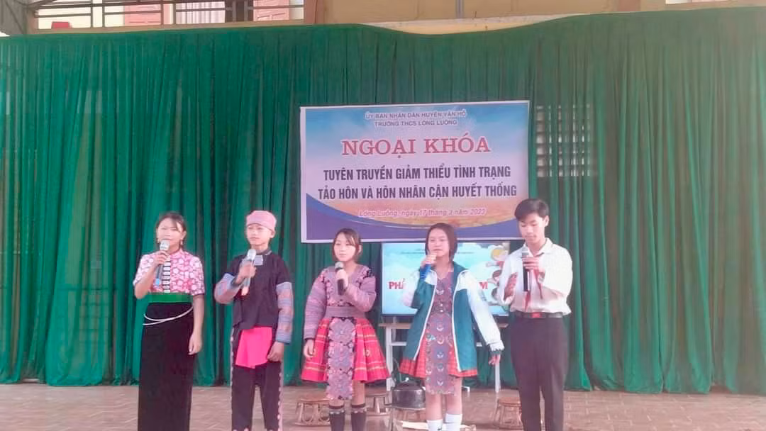 Một buổi ngoại khóa của trường THCS Lóng Luông về tuyên truyền giảm thiểu tảo hôn.