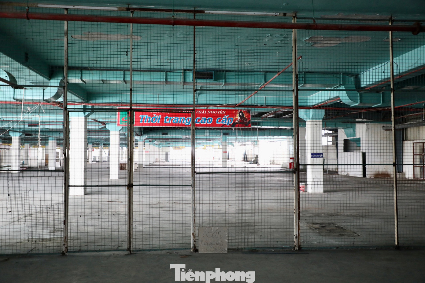 Ghi nhận tại tầng 3 khu chợ Thái, nơi đây từng là điểm kinh doanh thời trang cao cấp nhưng nay cũng đã bị bỏ không.