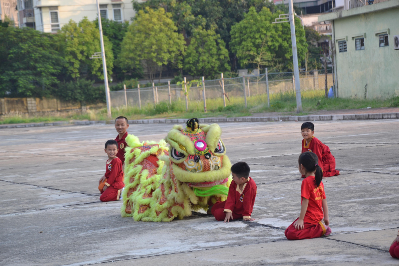 Lúc 17 giờ, sau khi tan trường, các võ sinh nhí bắt đầu xuất hiện tại trung tâm võ thuật Lạc Việt võ đạo (ở phường Phúc Diễn, Bắc Từ Liêm, Hà Nội) trong trang phục đỏ rực. Khác với không khí ngày thường, hôm nay là ngày tập luyện cuối cùng, là buổi tổng duyệt cho chương trình đêm rằm Trung thu của trung tâm nên võ sinh nào cũng háo hức.