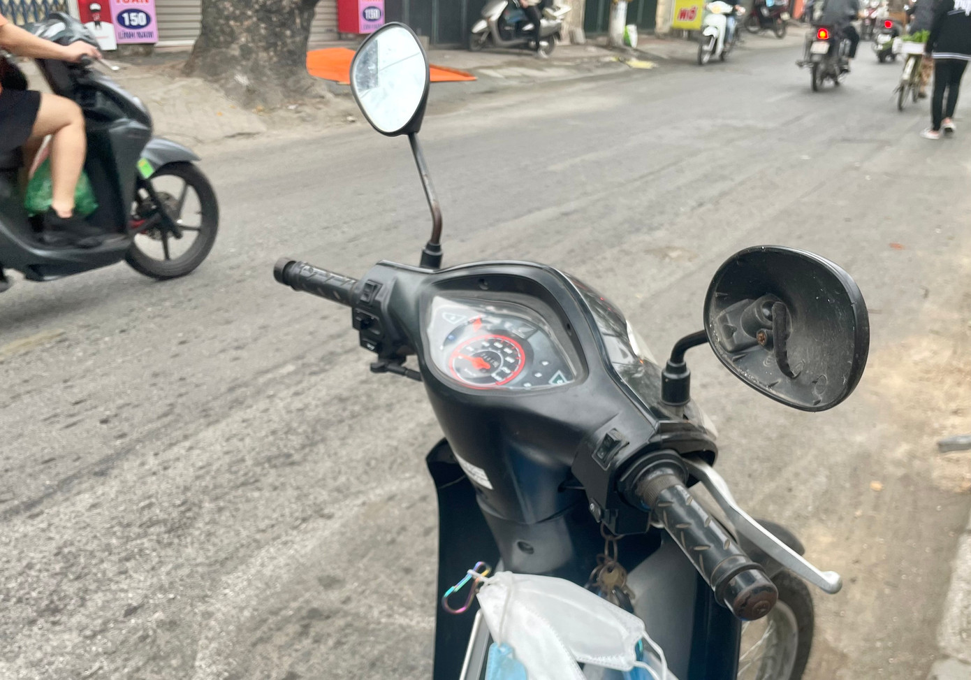 Chiếc xe máy của anh Điệp mất một bên gương sau cú ngã vừa rồi. Nhiều người dân ở đây cho biết, đoạn đường này thường xuyên xảy ra tai nạn. Anh Phạm Văn Bội (đường Lĩnh Nam, phường Vĩnh Hưng, quận Hoàng Mai, Hà Nội) cho biết: "Hầu như ngày nào cũng có 4, 5 vụ ngã ở đoạn đường này, nhiều nhất là sáng sớm và buổi tối. Có vụ nặng còn phải đưa đi cấp cứu. Nhiều người dân còn chuẩn bị sẵn bông băng, thuốc đỏ để sẵn sàng "ứng cứu".