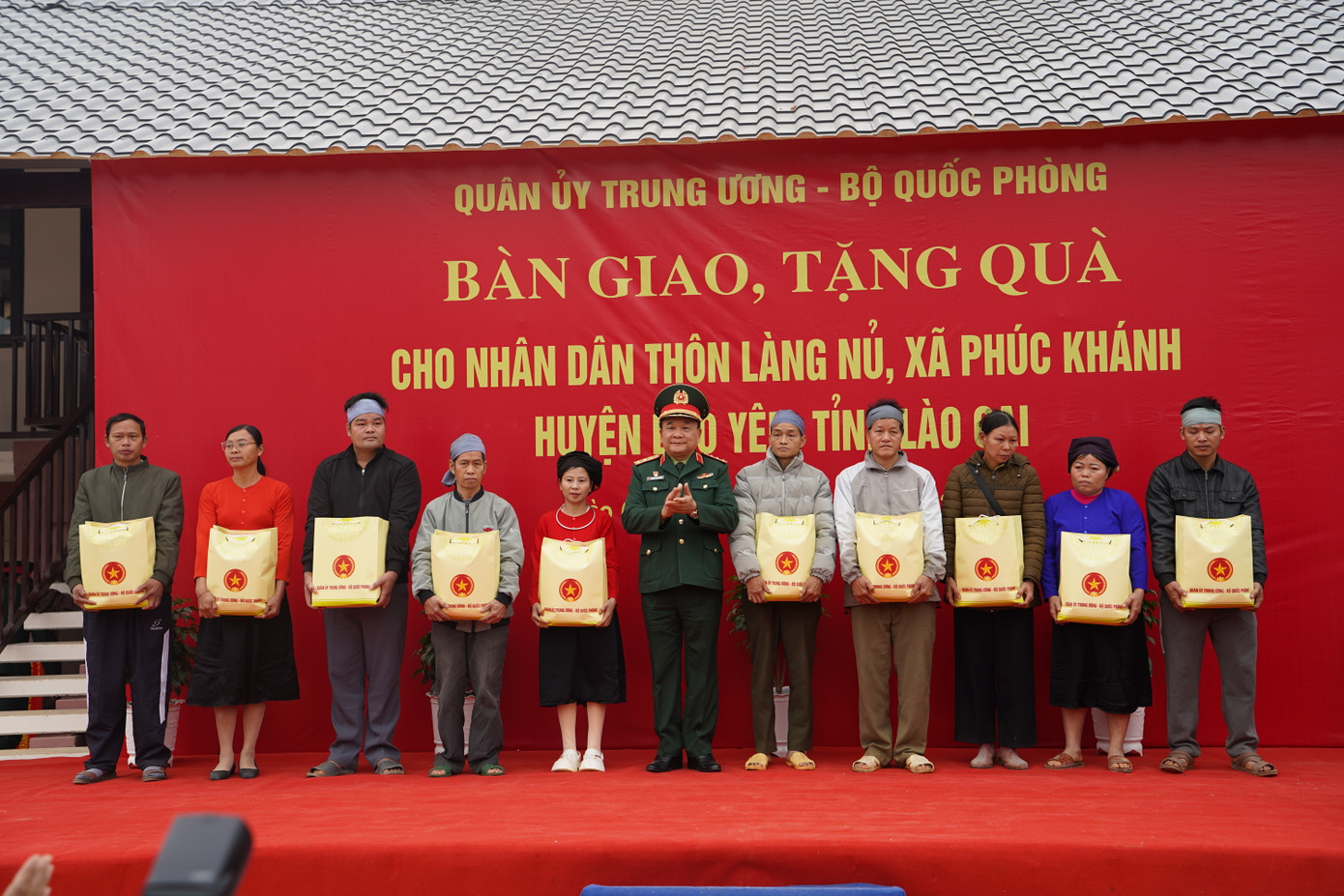 Người dân Làng Nủ nhận quà từ Bộ Quốc phòng.