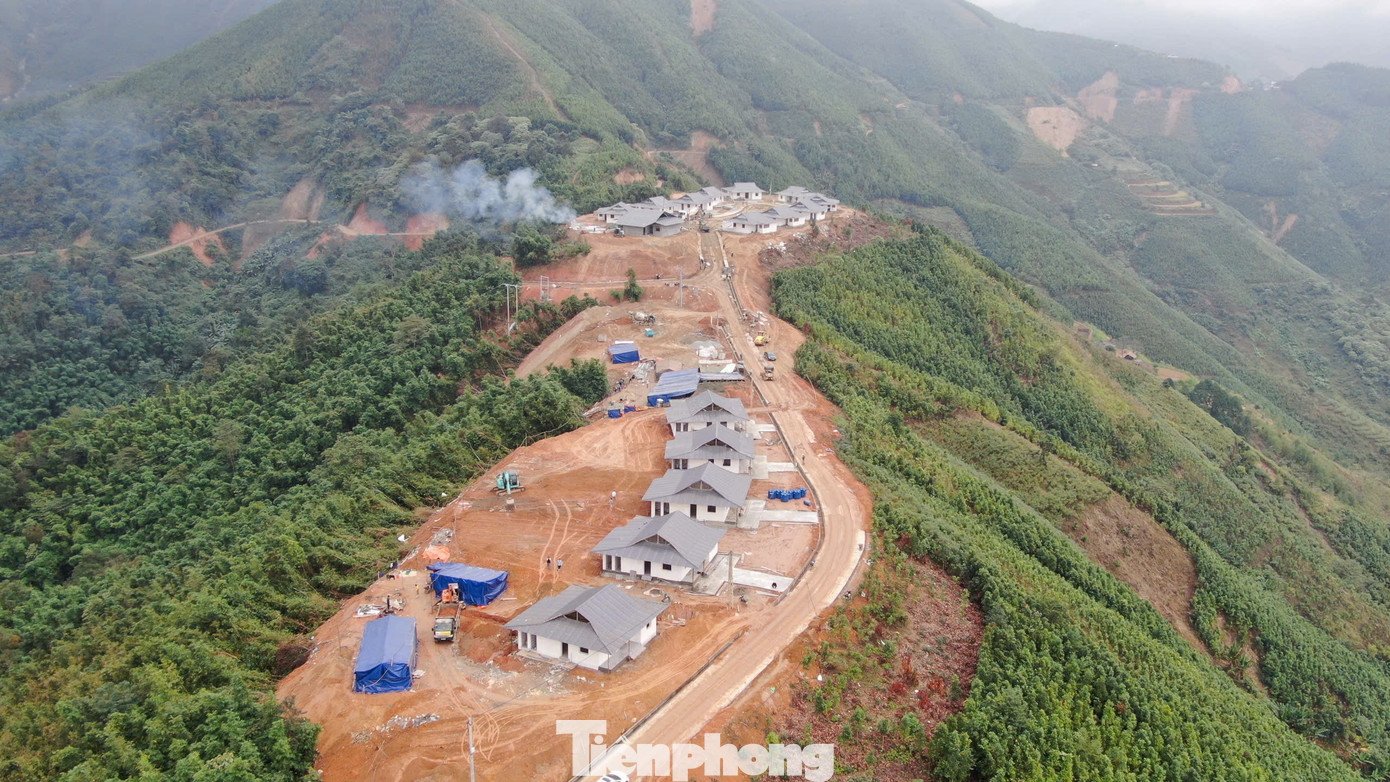 Khu tái định cư Nậm Tông mới nằm trên khu đồi dọc hai bên đường vào thôn Nậm Tông hiện nay (cách xóm Bản Cái khoảng 2 km).