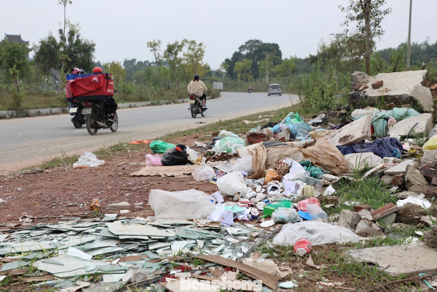 Bên cạnh đó, dọc tuyến đường nhiều điểm bị đổ trộm rác thải sinh hoạt, rác thải xây dựng.