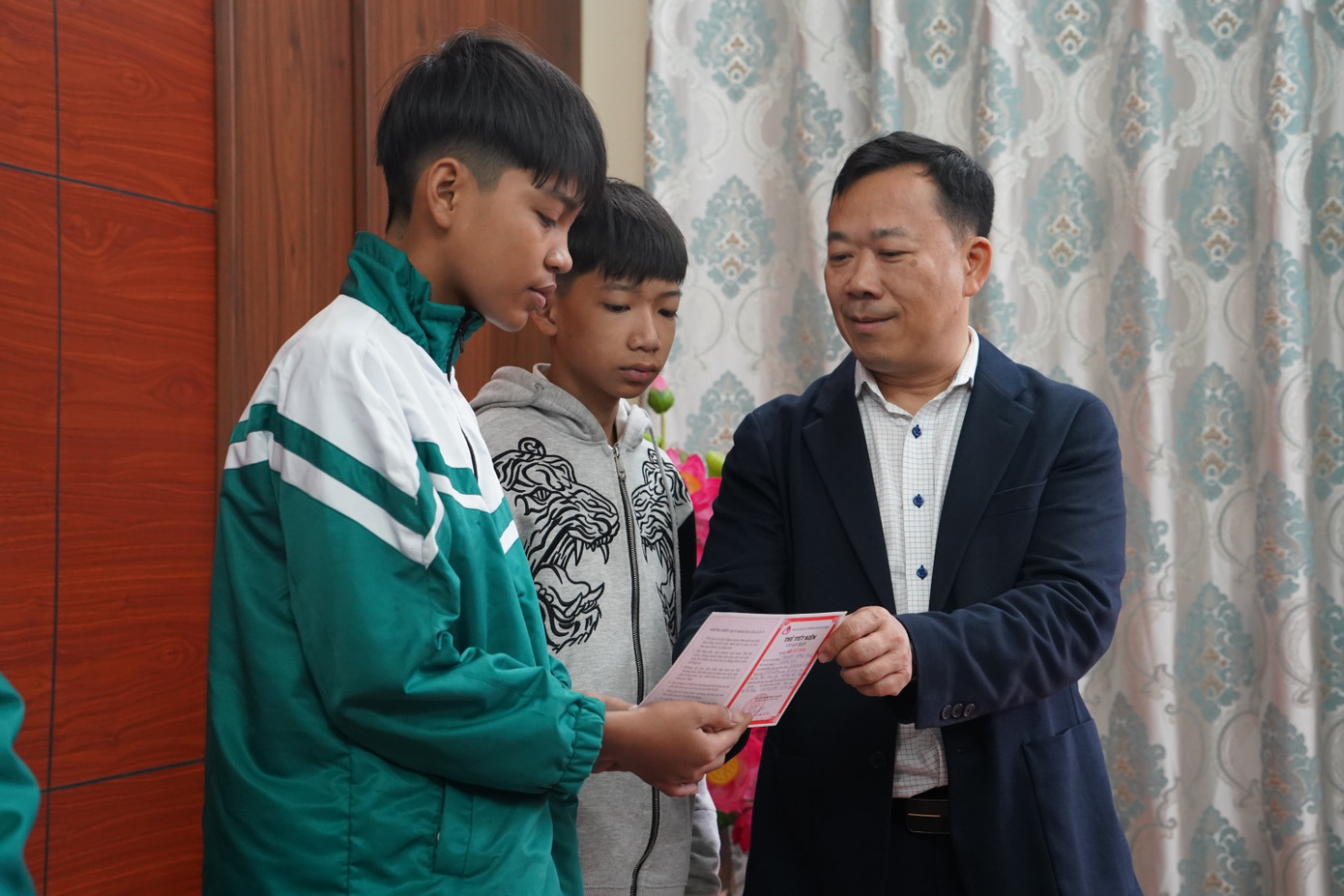 Nhà báo Nguyễn Minh Tuấn, Phó Tổng Thư ký tòa soạn báo in, phụ trách Văn phòng đại diện khu vực Tây Bắc, báo Tiền Phong trao sổ tiết kiệm đến các em học sinh mồ côi do bão Yagi gây ra. Nhà báo Nguyễn Minh Tuấn, Phó Tổng Thư ký tòa soạn báo in, phụ trách Văn phòng đại diện khu vực Tây Bắc, báo Tiền Phong trao sổ tiết kiệm đến các em học sinh mồ côi do bão Yagi gây ra.