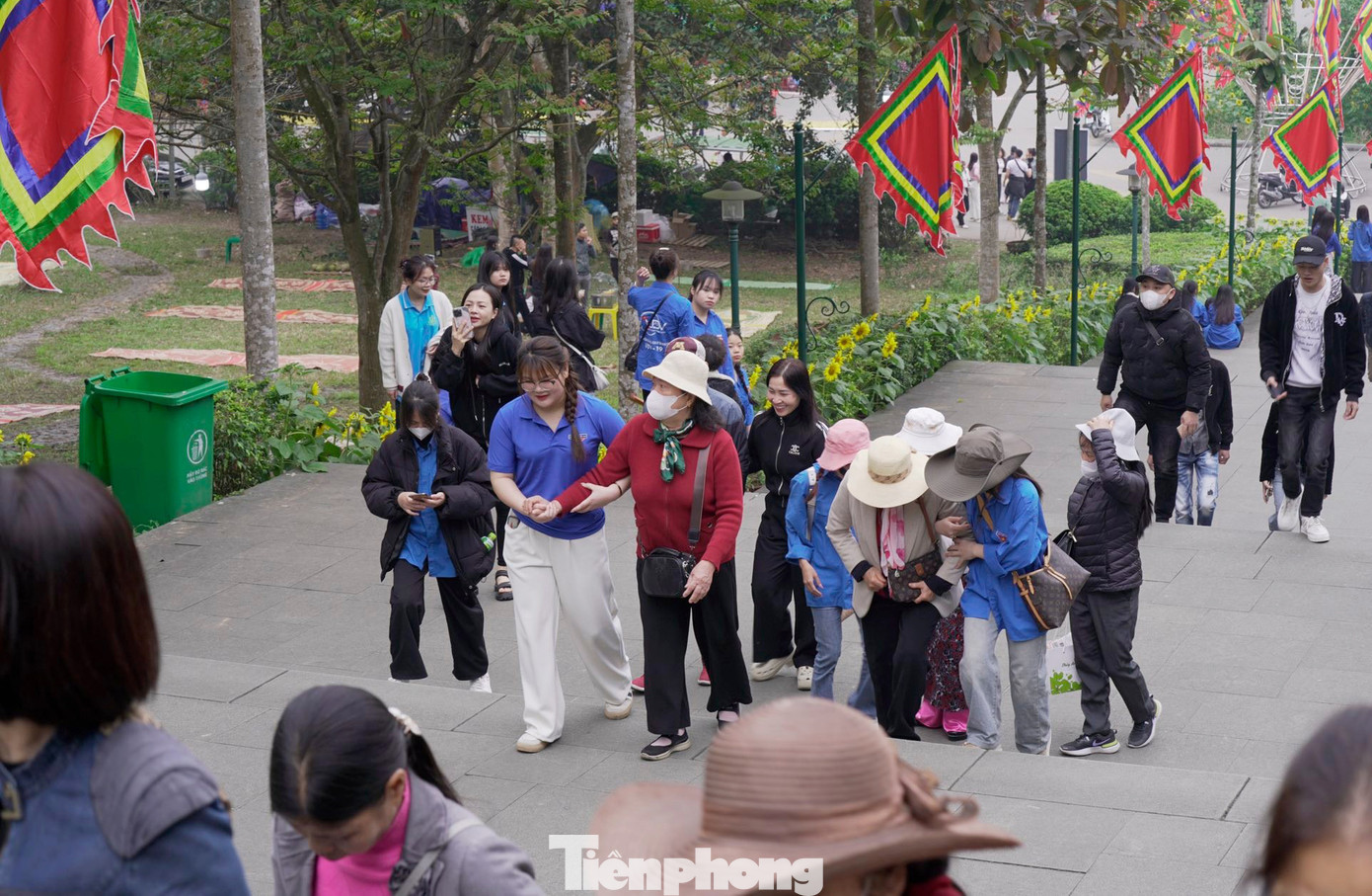 Ngay từ cổng chính dẫn lên đền Hạ với 225 bậc thang, màu áo xanh thanh niên đã hiện diện, túc trực hỗ trợ. Những du khách lớn tuổi, gặp khó khăn khi di chuyển đều được tận tình giúp đỡ.