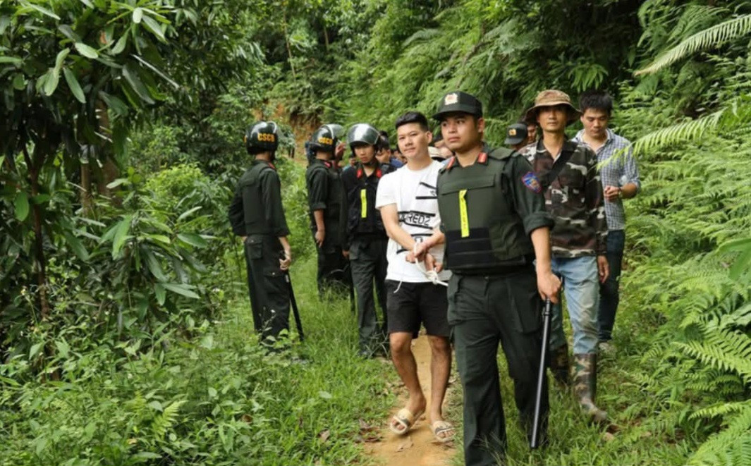 Lực lượng chức năng di lý các đối tượng về trụ sở công an. Ảnh: CACC. Lực lượng chức năng di lý các đối tượng về trụ sở công an. Ảnh: CACC.