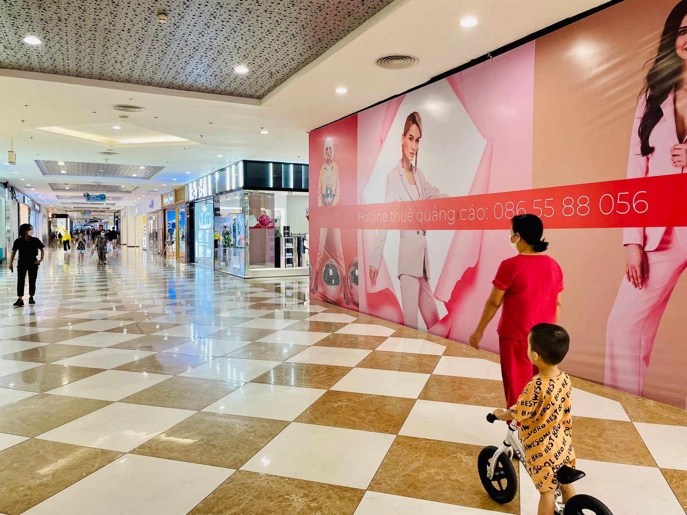 Một mặt bằng quảng cáo chưa có khách thuê