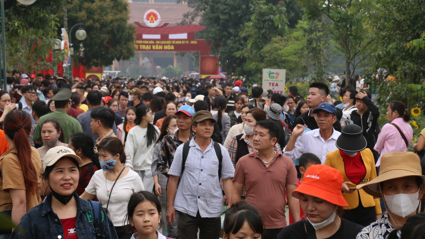 “Đền Hùng đã có sự đầu tư bài bản từ đường đi lên các đền, khu nghỉ cho người dân, đặc biệt các khu vực bán hàng lưu niệm được bố trí khoa học, nghiêm cấm chèo kéo khách mua hàng... Vì vậy, kể cả lượng du khách có tăng hơn nữa, hạ tầng Khu di tích lịch sử Đền Hùng vẫn đáp ứng tốt nhu cầu đi lại, dâng hương của người dân”, ông Đạt nhấn mạnh.