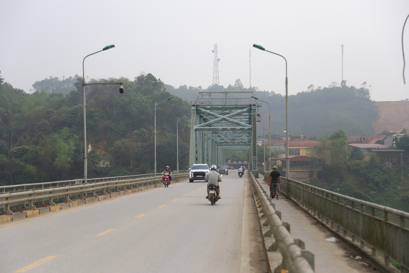 Cầu Bách Lẫm, cầu Yên Bái được dọn dẹp sau phản ánh của báo Tiền Phong. Cầu Bách Lẫm, cầu Yên Bái được dọn dẹp sau phản ánh của báo Tiền Phong.