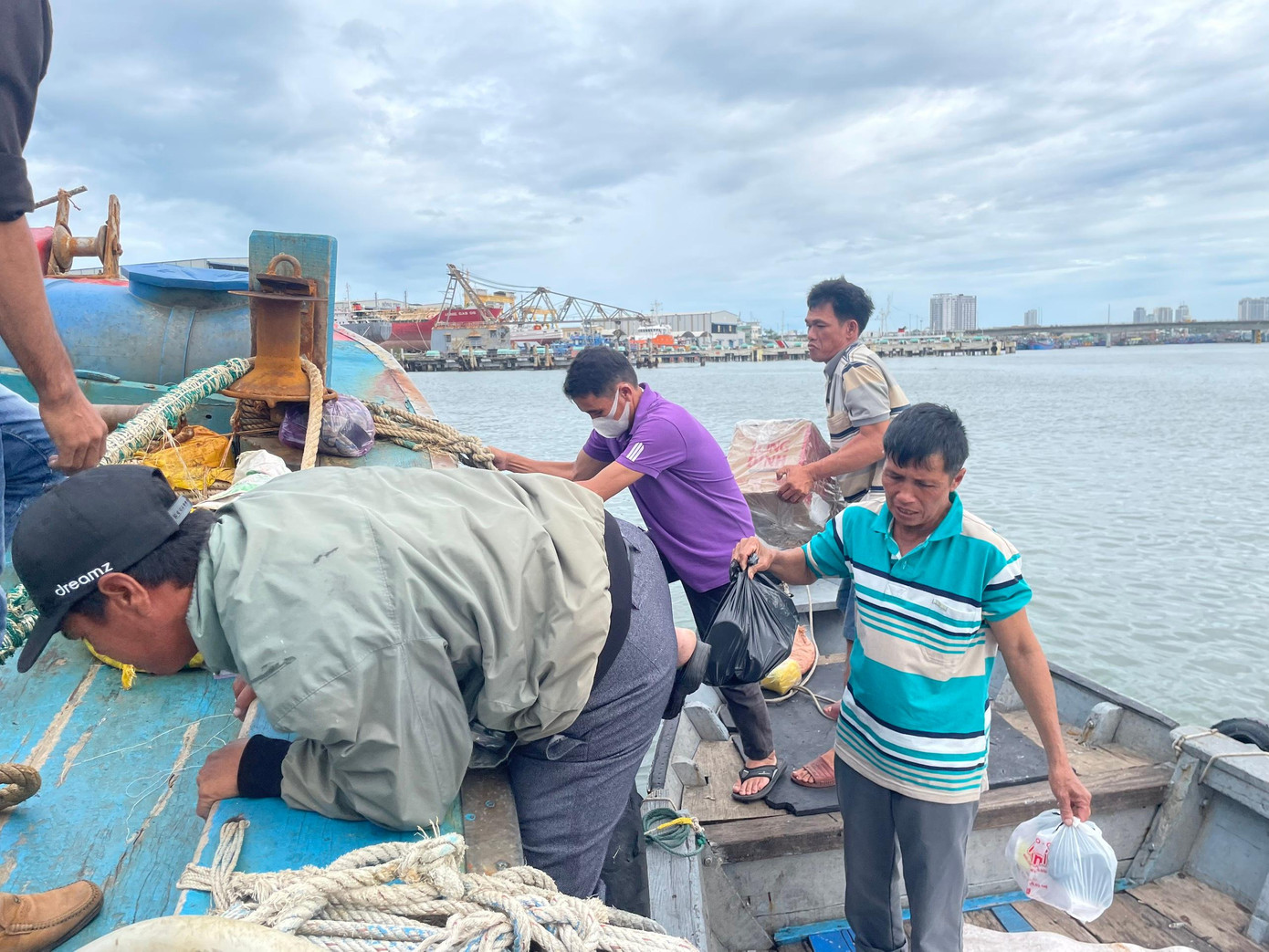 Việc gia cố lại tàu thuyền, ngư cụ sau bão là việc làm hết sức quan trọng của người dân miền biển Việc gia cố lại tàu thuyền, ngư cụ sau bão là việc làm hết sức quan trọng của người dân miền biển