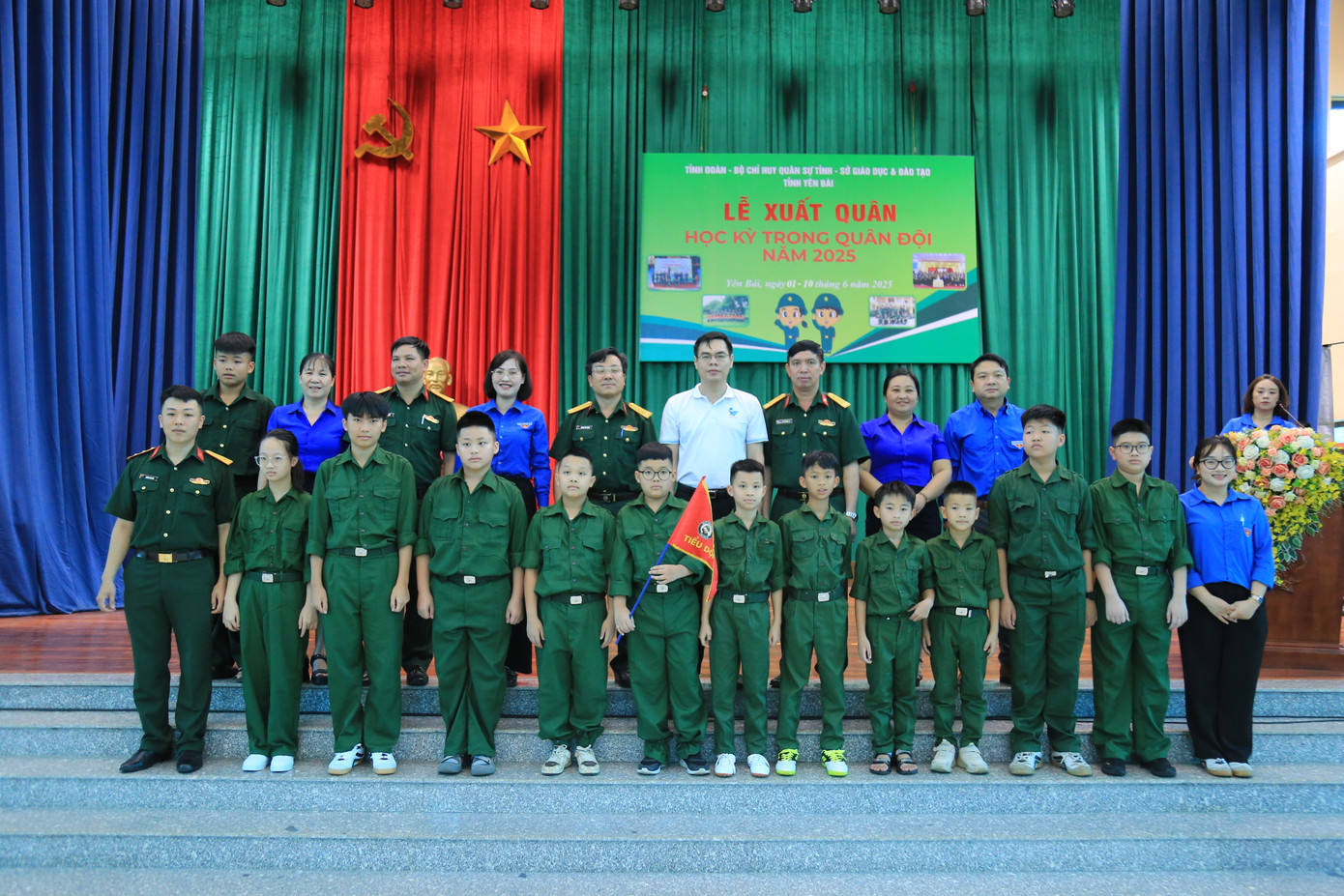 Bí thư Tỉnh Đoàn Yên Bái Hà Đức Hải cùng đại diện Bộ Chỉ huy Quân sự tỉnh, Sở Giáo dục và Đào tạo tỉnh và các chiến sĩ nhí.