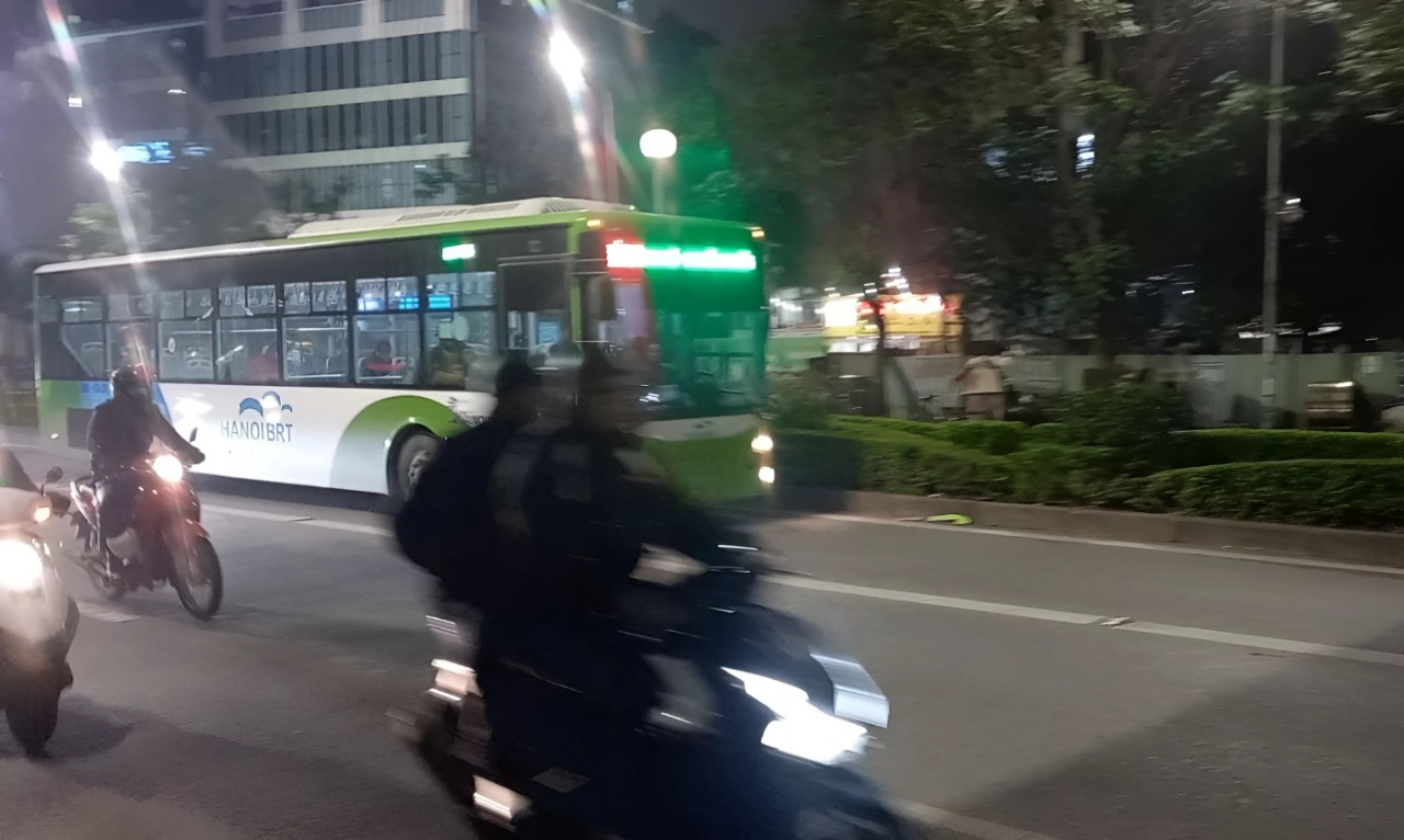Xe buýt nhanh (BRT) hoạt động trên trục đường Lê Văn Lương. Xe buýt nhanh (BRT) hoạt động trên trục đường Lê Văn Lương.