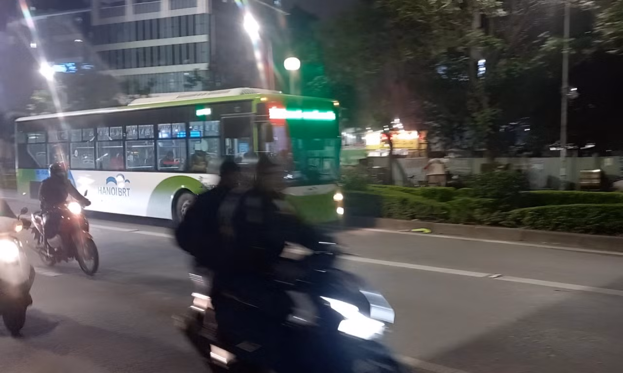 Xe buýt nhanh (BRT) hoạt động trên trục đường Lê Văn Lương. Xe buýt nhanh (BRT) hoạt động trên trục đường Lê Văn Lương.