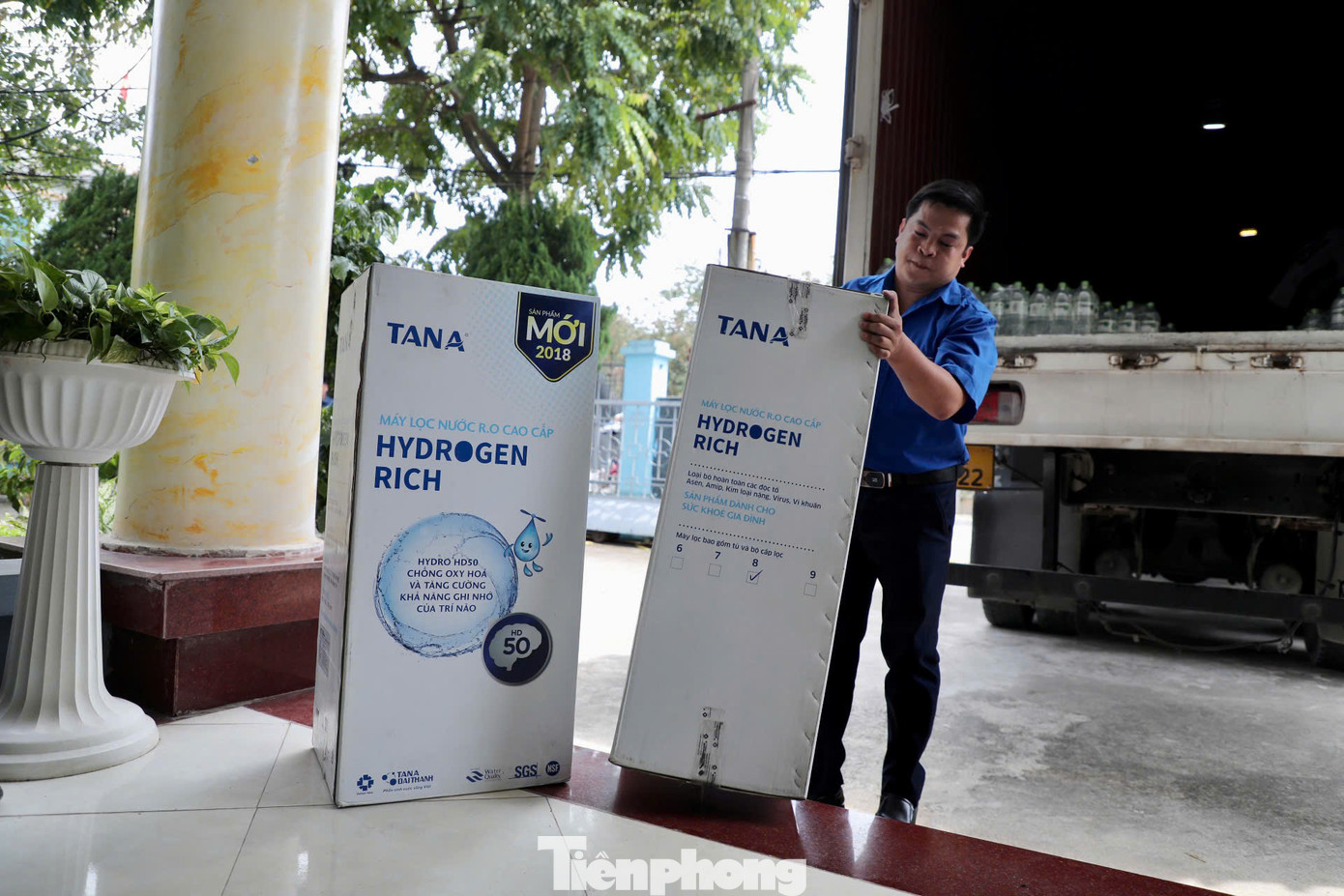 Các mặt hàng gồm 243 thùng hàng, 7 máy lọc nước của Tập đoàn Tân Á Đại Thành; ngũ cốc Beone của cty Nhật Linh; sữa và các nhu yếu phẩm của Đoàn Thanh niên Ngân hàng TƯ và Công ty TNHH Đầu tư xây dựng Xuân Hồng TH; nước ion của Công ty TNHH Dinh dưỡng Otsuca Thăng-Pocari.