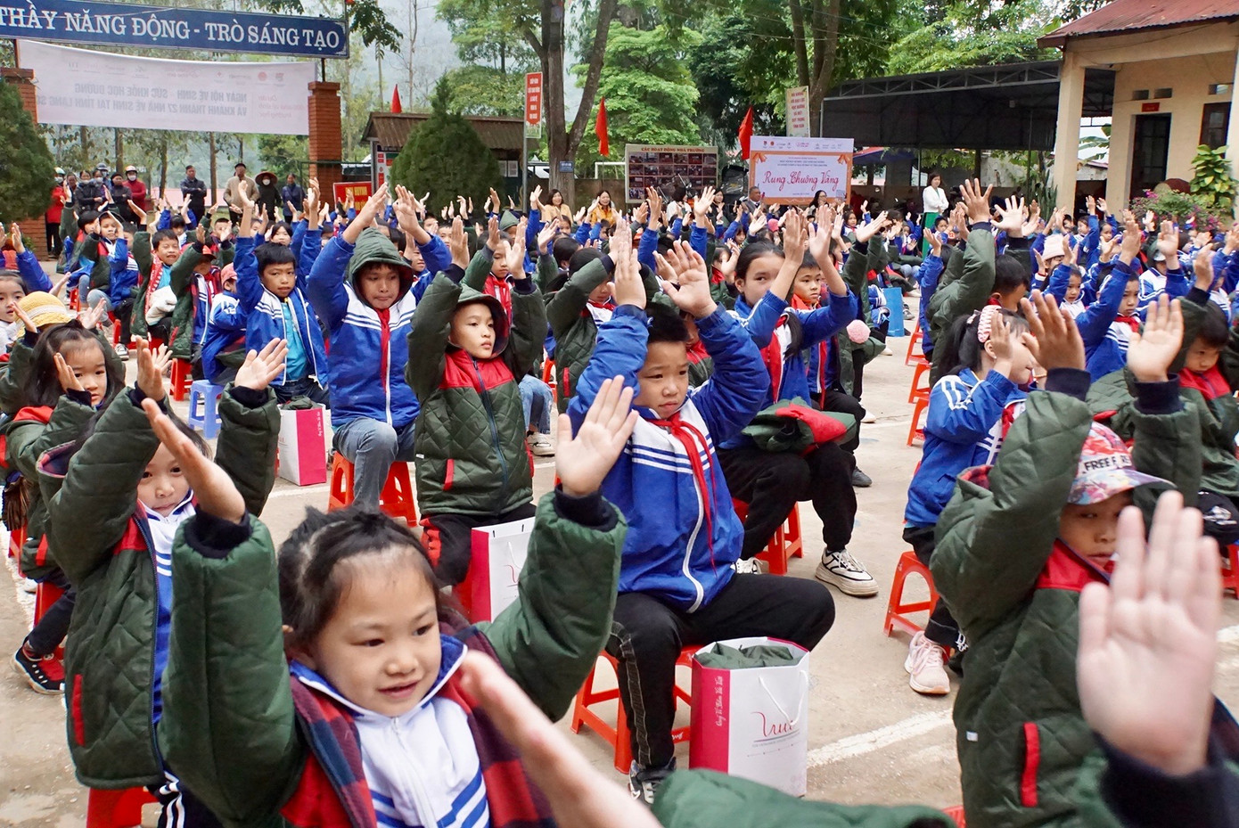 Các em học sinh vui mừng trong ngày hội.