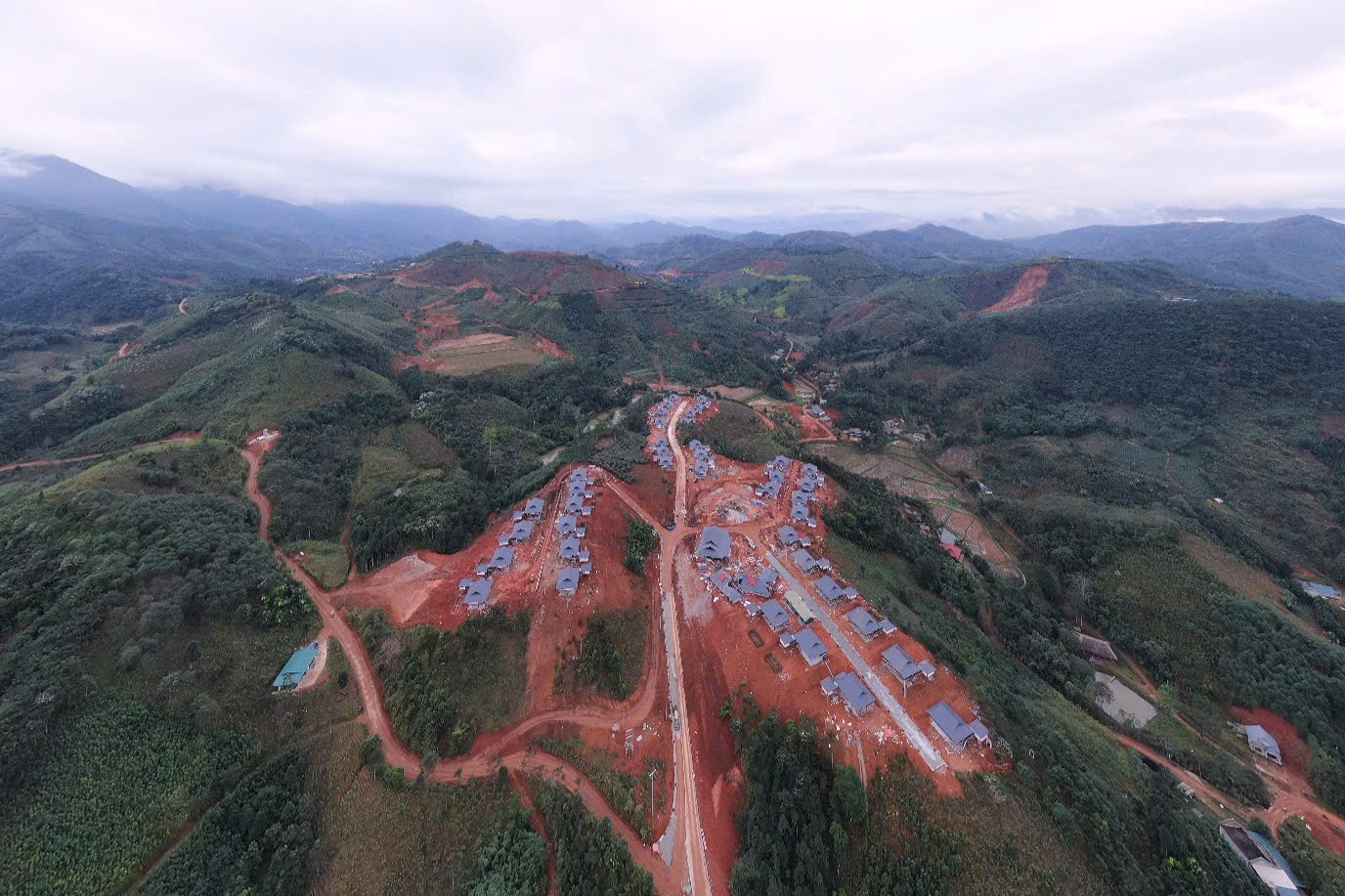 Khu tái định cư Làng Nủ nằm trên đồi Sim, cách làng cũ chừng 2 km, có diện tích khoảng 10ha, sắp xếp 40 căn nhà 2 tầng được thiết kế theo kiểu nhà sàn truyền thống của người Tày với mỗi căn rộng khoảng 1000m2.