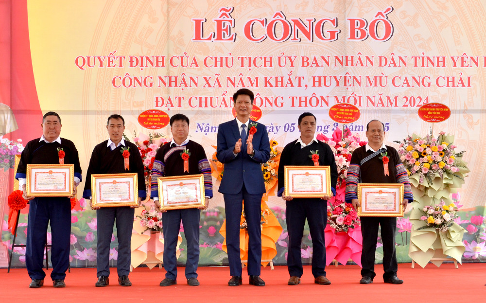 UBND tỉnh tặng bằng khen cho các cá nhân tập thể có thành tích xuất sắc trong xây dựng xã đạt chuẩn NTM. Ảnh: Cổng thông tin tỉnh Yên Bái. UBND tỉnh tặng bằng khen cho các cá nhân tập thể có thành tích xuất sắc trong xây dựng xã đạt chuẩn NTM. Ảnh: Cổng thông tin tỉnh Yên Bái.