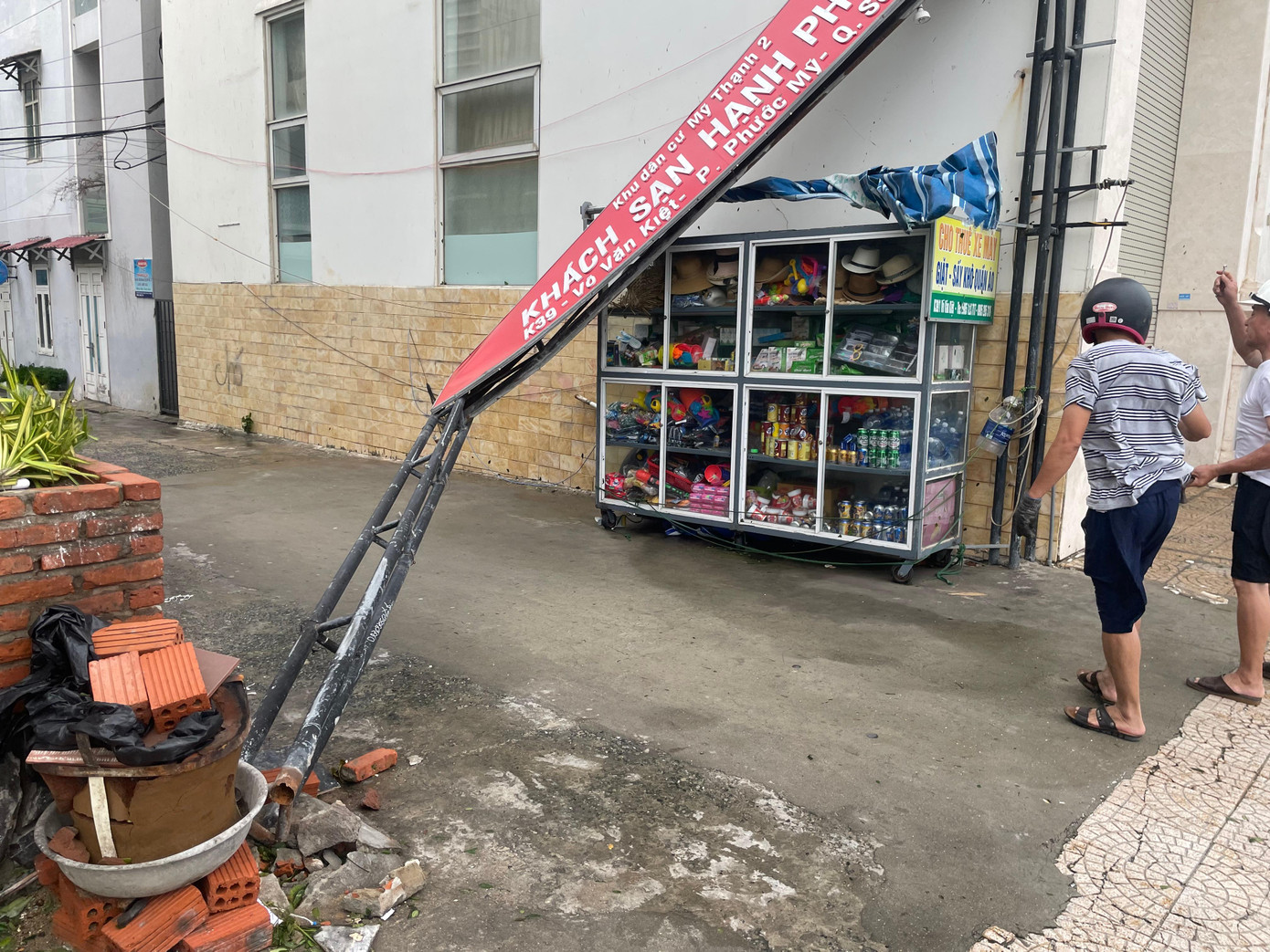 Một biển hiệu của khách sạn bị đổ.