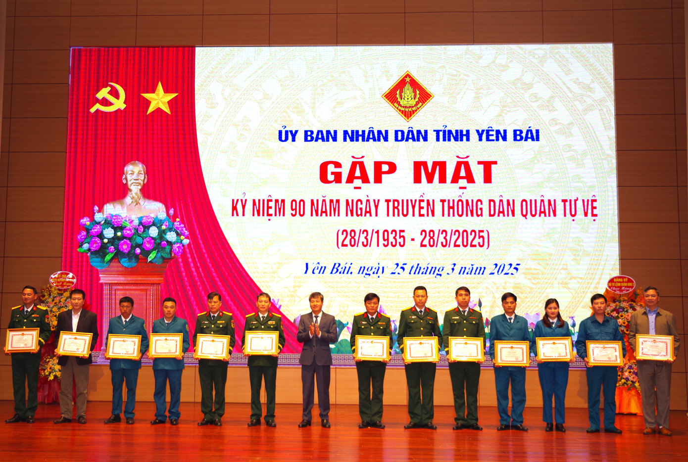 Ông Ngô Hạnh Phúc, Phó Chủ tịch UBND tỉnh Yên Bái trao Bằng khen của Chủ tịch UBND tỉnh cho các tập thể có đóng góp, cống hiến xây dựng lực lượng dân quân tự vệ và tổ chức các hoạt động kỷ niệm 90 năm ngày truyền thống dân quân tự vệ. Ông Ngô Hạnh Phúc, Phó Chủ tịch UBND tỉnh Yên Bái trao Bằng khen của Chủ tịch UBND tỉnh cho các tập thể có đóng góp, cống hiến xây dựng lực lượng dân quân tự vệ và tổ chức các hoạt động kỷ niệm 90 năm ngày truyền thống dân quân tự vệ.