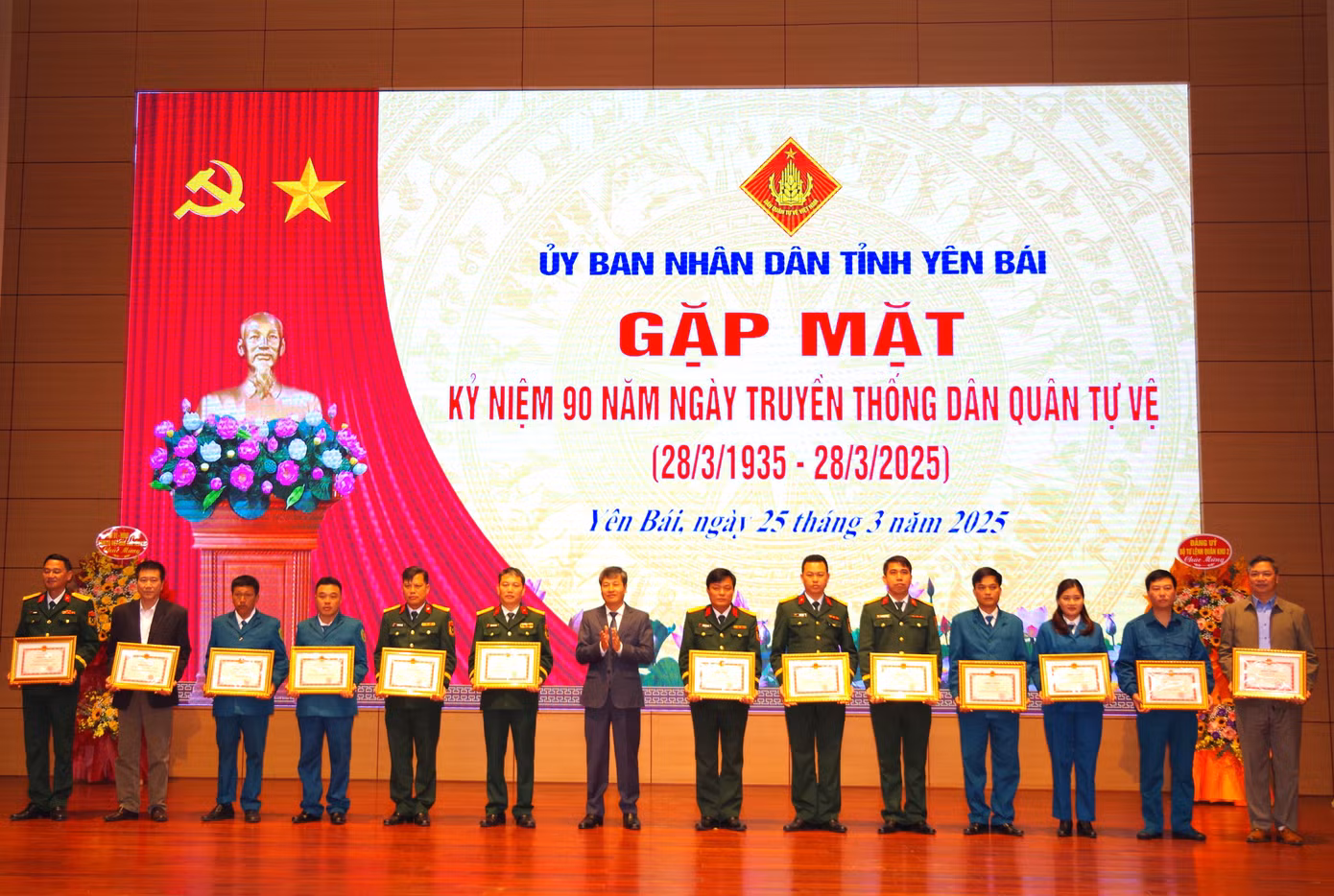 Ông Ngô Hạnh Phúc, Phó Chủ tịch UBND tỉnh Yên Bái trao Bằng khen của Chủ tịch UBND tỉnh cho các tập thể có đóng góp, cống hiến xây dựng lực lượng dân quân tự vệ và tổ chức các hoạt động kỷ niệm 90 năm ngày truyền thống dân quân tự vệ.