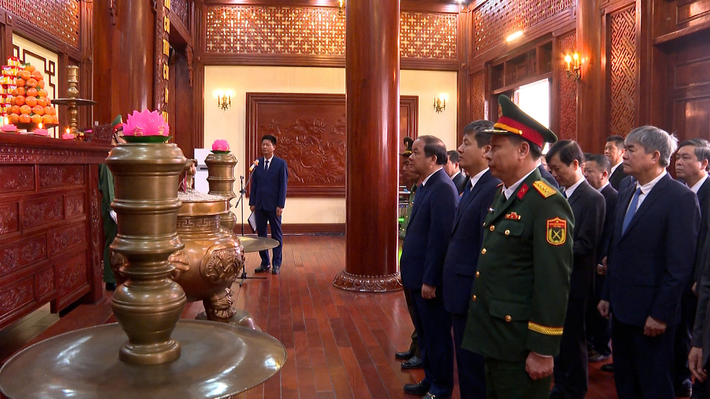 Các đồng chí lãnh đạo tỉnh Yên Bái dâng hương tại Khu tưởng niệm Chủ tịch Hồ Chí Minh nhân ngày kỷ niệm thành lập tỉnh Yên Bái (11/4/1900 - 11/4/2025). Các đồng chí lãnh đạo tỉnh Yên Bái dâng hương tại Khu tưởng niệm Chủ tịch Hồ Chí Minh nhân ngày kỷ niệm thành lập tỉnh Yên Bái (11/4/1900 - 11/4/2025).