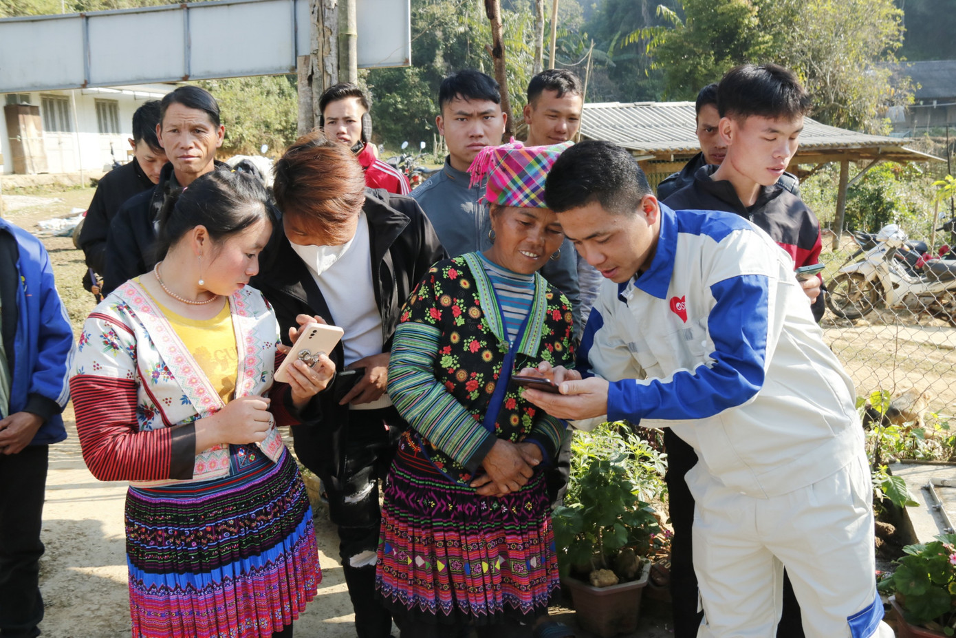 Cán bộ kỹ thuật OSB hướng dẫn người dân kết nối Internet vệ tinh.