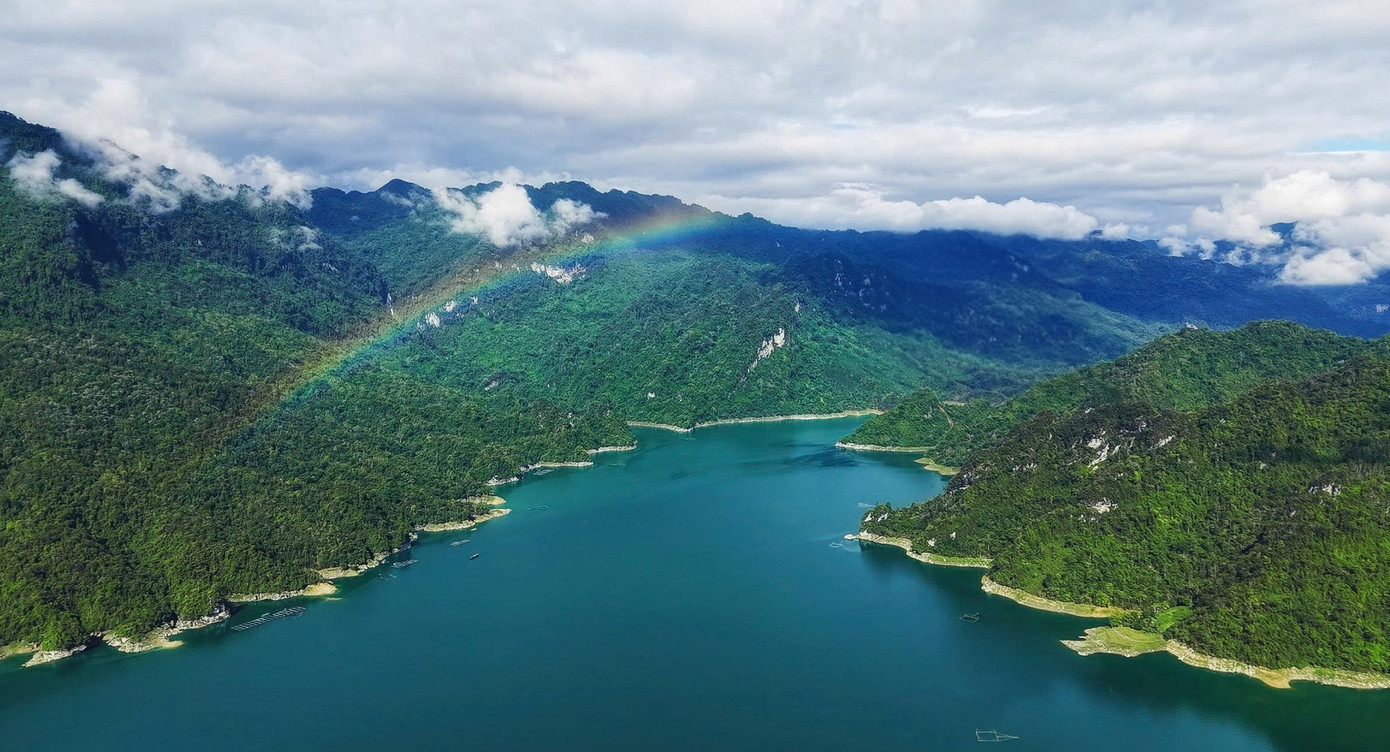 Anh Trần Ngọc Tính, hướng dẫn viên du lịch tại danh thắng quốc gia Na Hang cho biết thời điểm này, lượng du khách đến tham quan rất đông, gần như kín cả tuần. Ngoài thác Khuổi Nhi, khu vực còn nhiều điểm đến hấp dẫn như thác Nậm Me, bãi tắm Cọc Vài, hay các dãy núi đá kỳ vĩ trong khu sinh thái, nơi được mệnh danh là "Vịnh Hạ Long trên núi". Du khách đến đây không chỉ được chiêm ngưỡng cảnh quan thiên nhiên hoang sơ mà còn có cơ hội trải nghiệm văn hóa bản địa, cùng người dân đốt lửa trại, ca hát giữa không gian núi rừng.