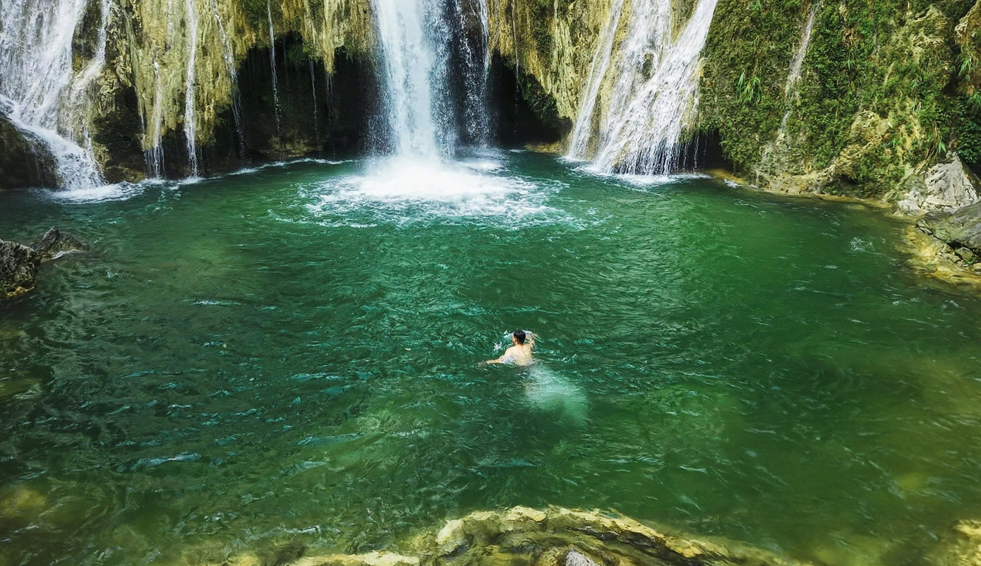 Làn nước trong xanh, mát lạnh của thác Khuổi Nhi giúp xua tan cái nắng oi ả mùa hè, mang lại cảm giác thư giãn, dễ chịu khi du khách được thỏa sức đắm mình giữa thiên nhiên hoang sơ, tươi mát.