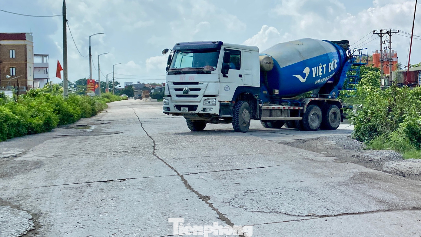 Xe tải, xe bồn vẫn tấp nập cày nát mặt đê.