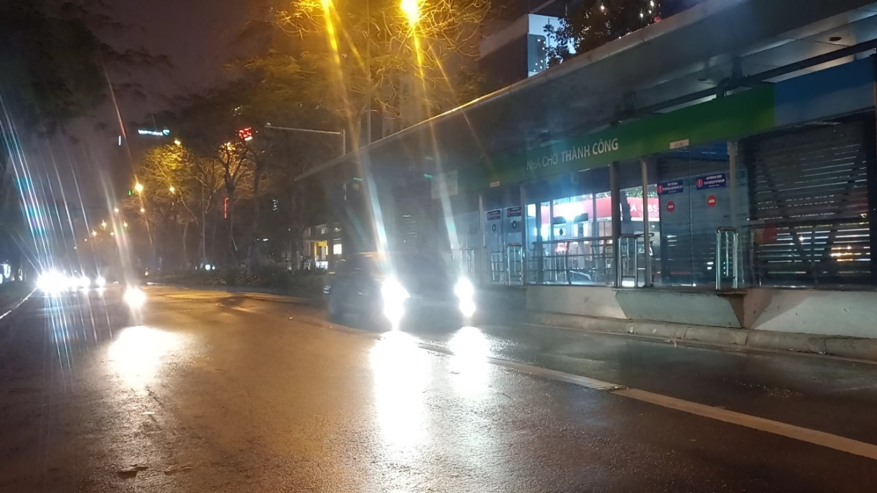 Xe ô tô cá nhân đi vào làn BRT sau 22 giờ trên trục đường Giảng Võ. Xe ô tô cá nhân đi vào làn BRT sau 22 giờ trên trục đường Giảng Võ.