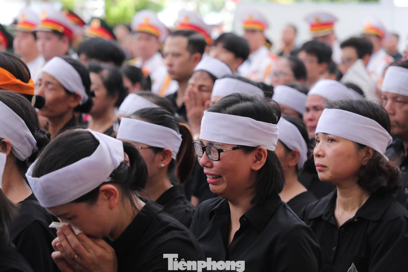 Người dân nghẹn ngào trong giây phút tiễn đưa Tổng Bí thư Nguyễn Phú Trọng.