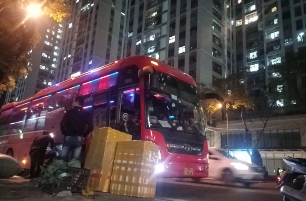 Chỉ cách đó gần trăm mét, chiếc xe không có tên nhà xe, đỗ trước cửa nhà xe Hiền Phước đón khách... Chỉ cách đó gần trăm mét, chiếc xe không có tên nhà xe, đỗ trước cửa nhà xe Hiền Phước đón khách...