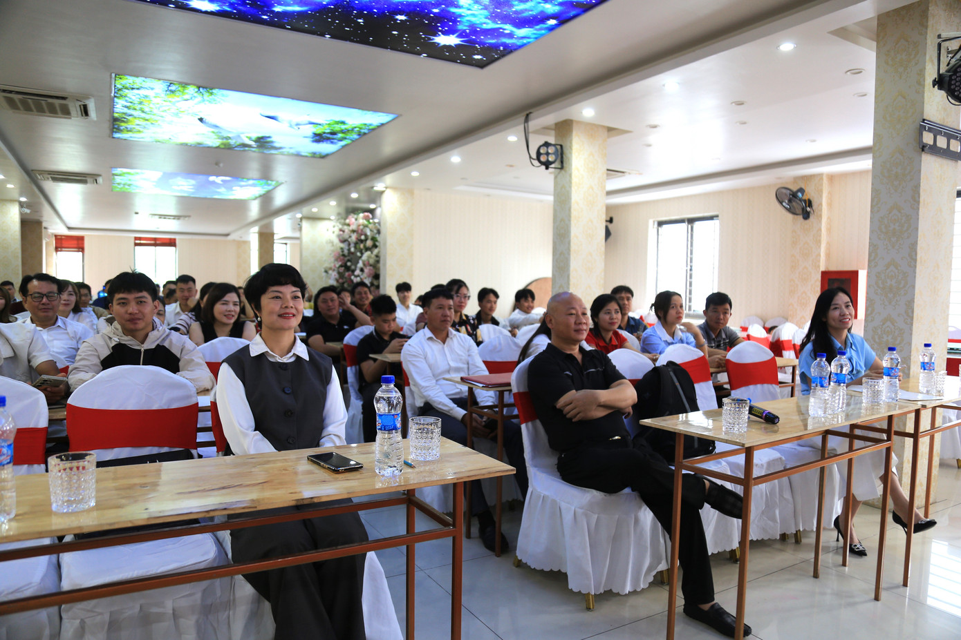 Chương trình tập huấn kỹ năng truyền thông trên nền tảng số với sự tham gia của 75 học viên là cán bộ văn hóa, tuyên truyền, giảng viên trường Cao đẳng Yên Bái cùng đại diện các doanh nghiệp dịch vụ, du lịch trên địa bàn tỉnh Yên Bái. Chương trình tập huấn kỹ năng truyền thông trên nền tảng số với sự tham gia của 75 học viên là cán bộ văn hóa, tuyên truyền, giảng viên trường Cao đẳng Yên Bái cùng đại diện các doanh nghiệp dịch vụ, du lịch trên địa bàn tỉnh Yên Bái.